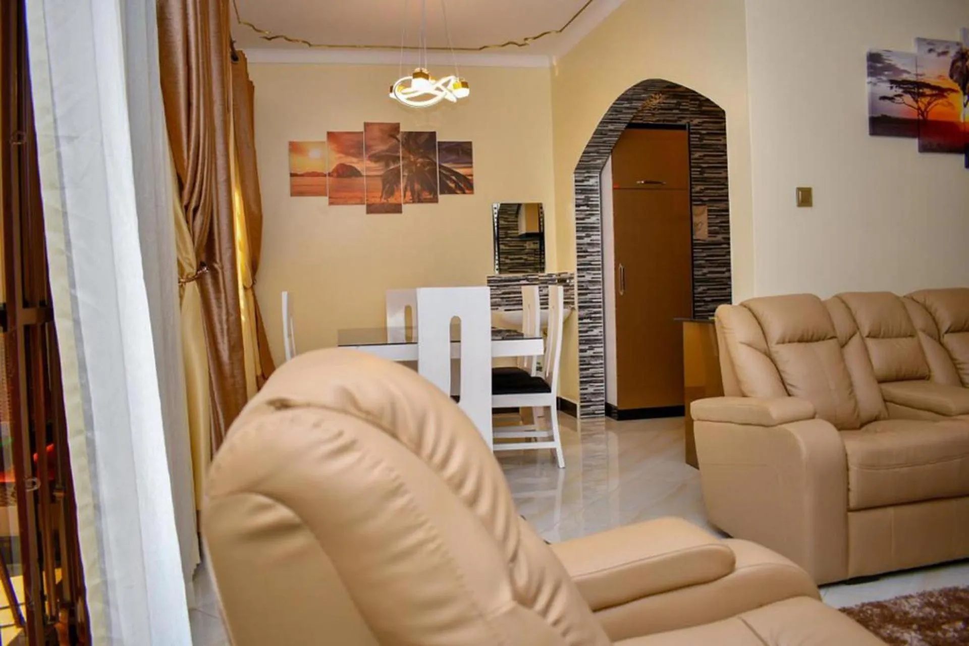 Living room in 2 Bed - Sleeps 4 - Parking - Free Airport Shuttle