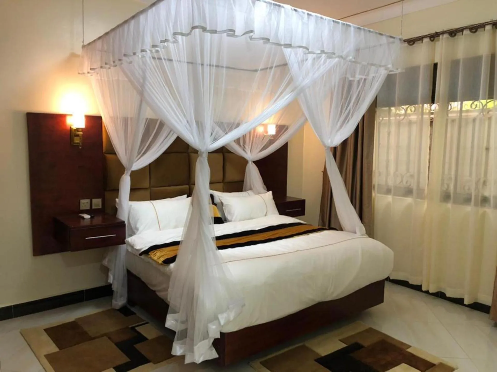 Bed in 2 Bed - Sleeps 4 - Parking - Free Airport Shuttle
