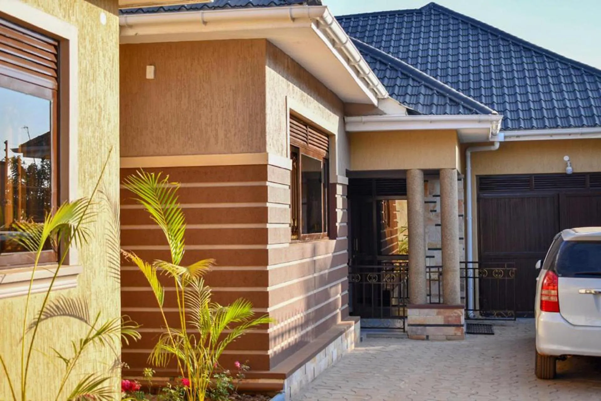 Property building in 2 Bed - Sleeps 4 - Parking - Free Airport Shuttle