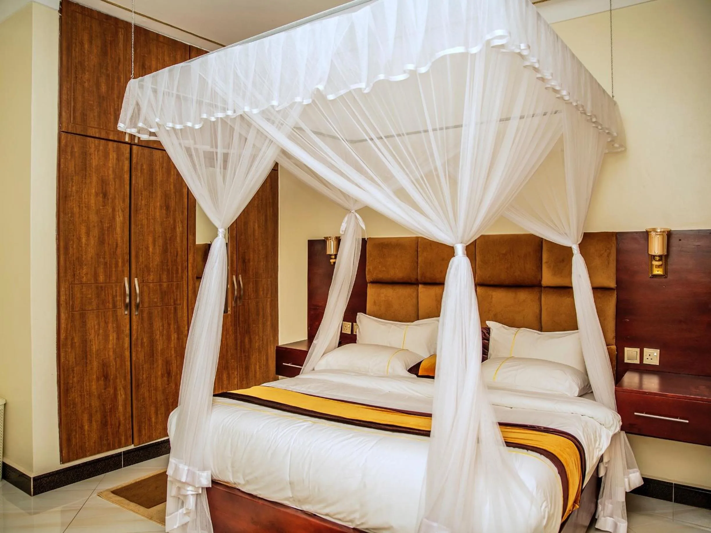 Bed in 2 Bed - Sleeps 4 - Parking - Free Airport Shuttle