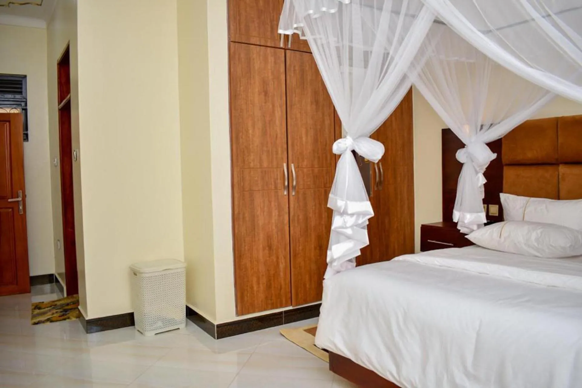Photo of the whole room, Bed in 2 Bed - Sleeps 4 - Parking - Free Airport Shuttle