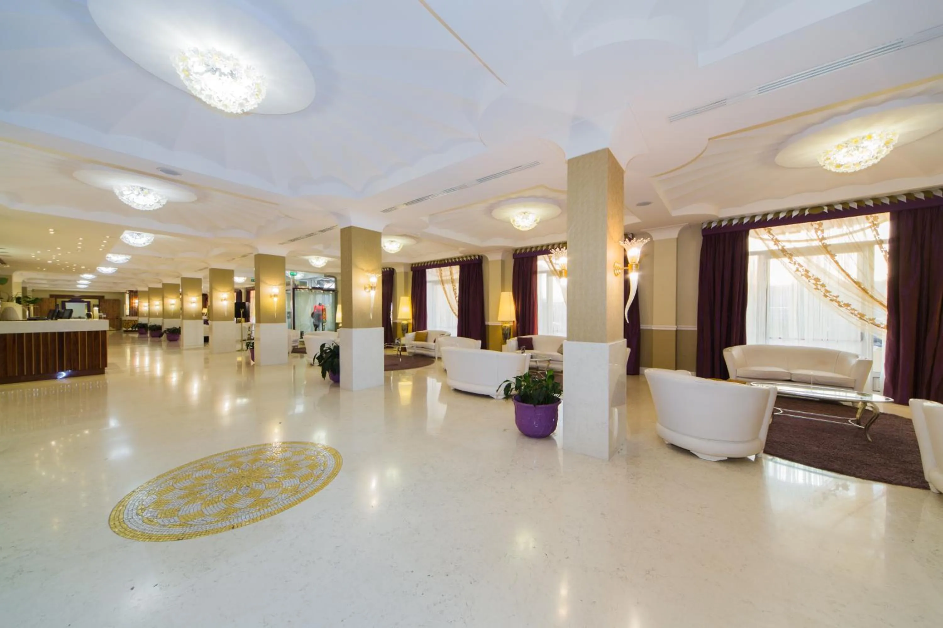 Lobby or reception in Zanhotel Centergross
