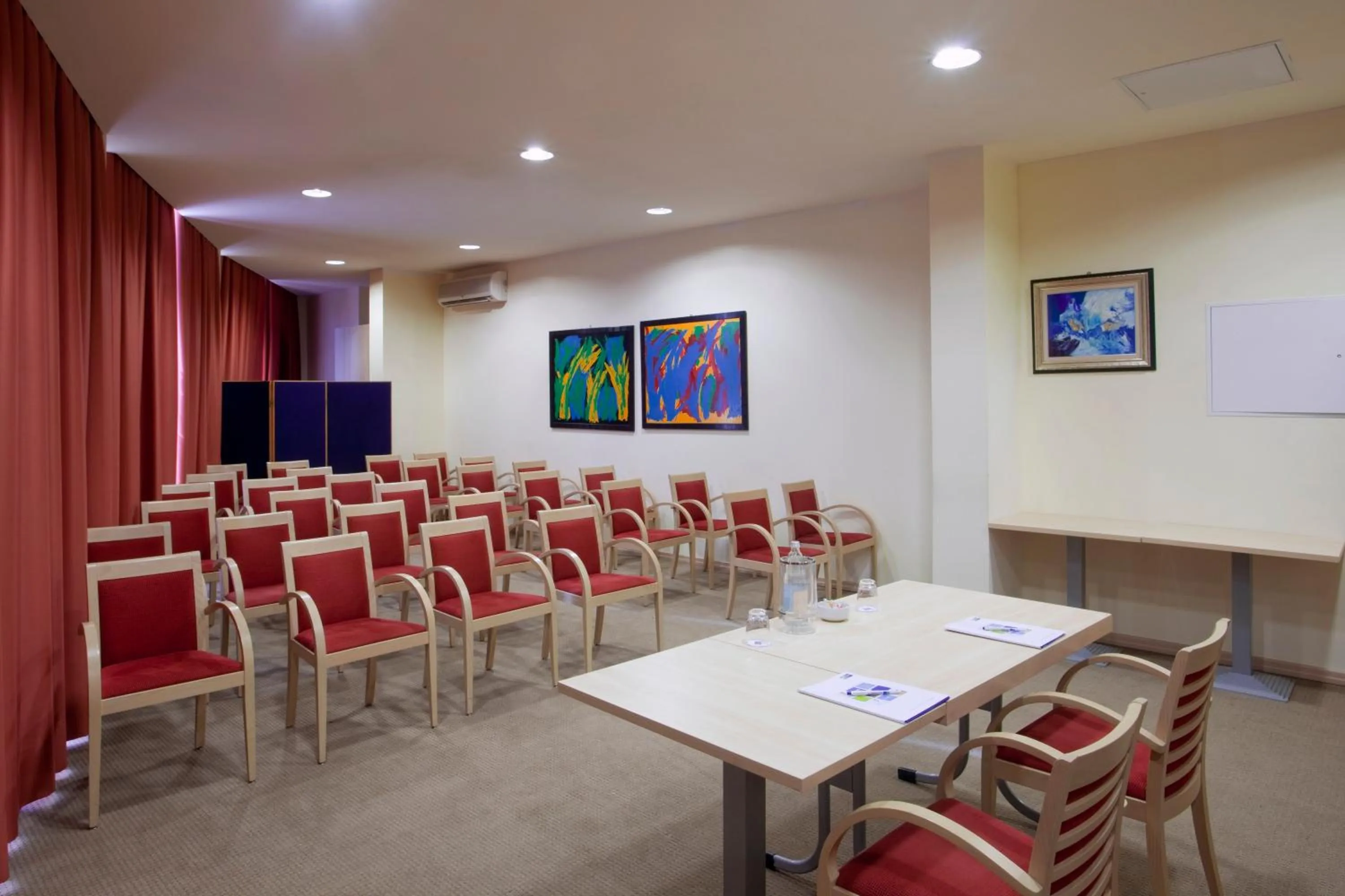 Meeting/conference room in Holiday Inn Express Parma by IHG