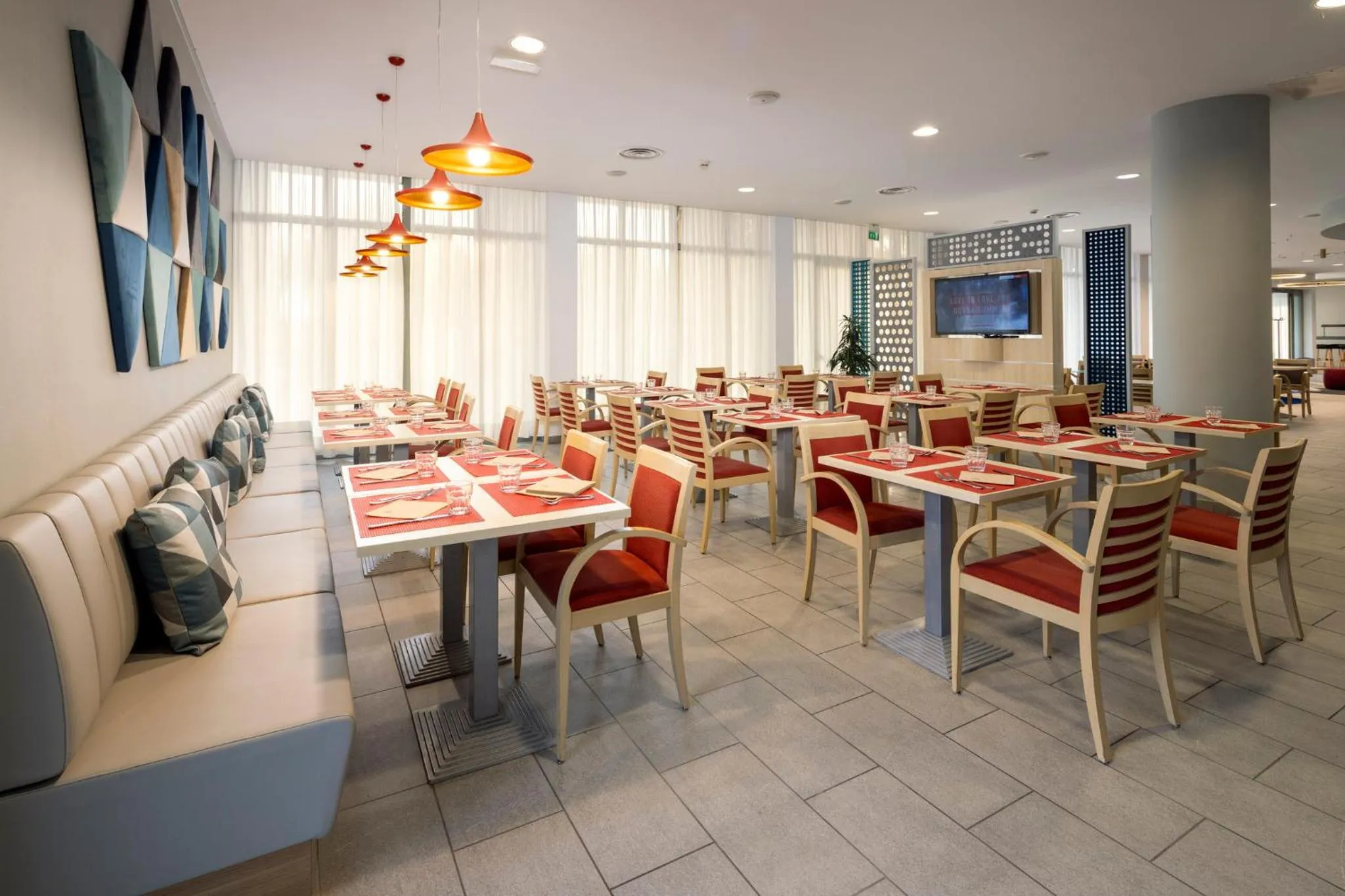 Restaurant/places to eat in Holiday Inn Express Parma by IHG