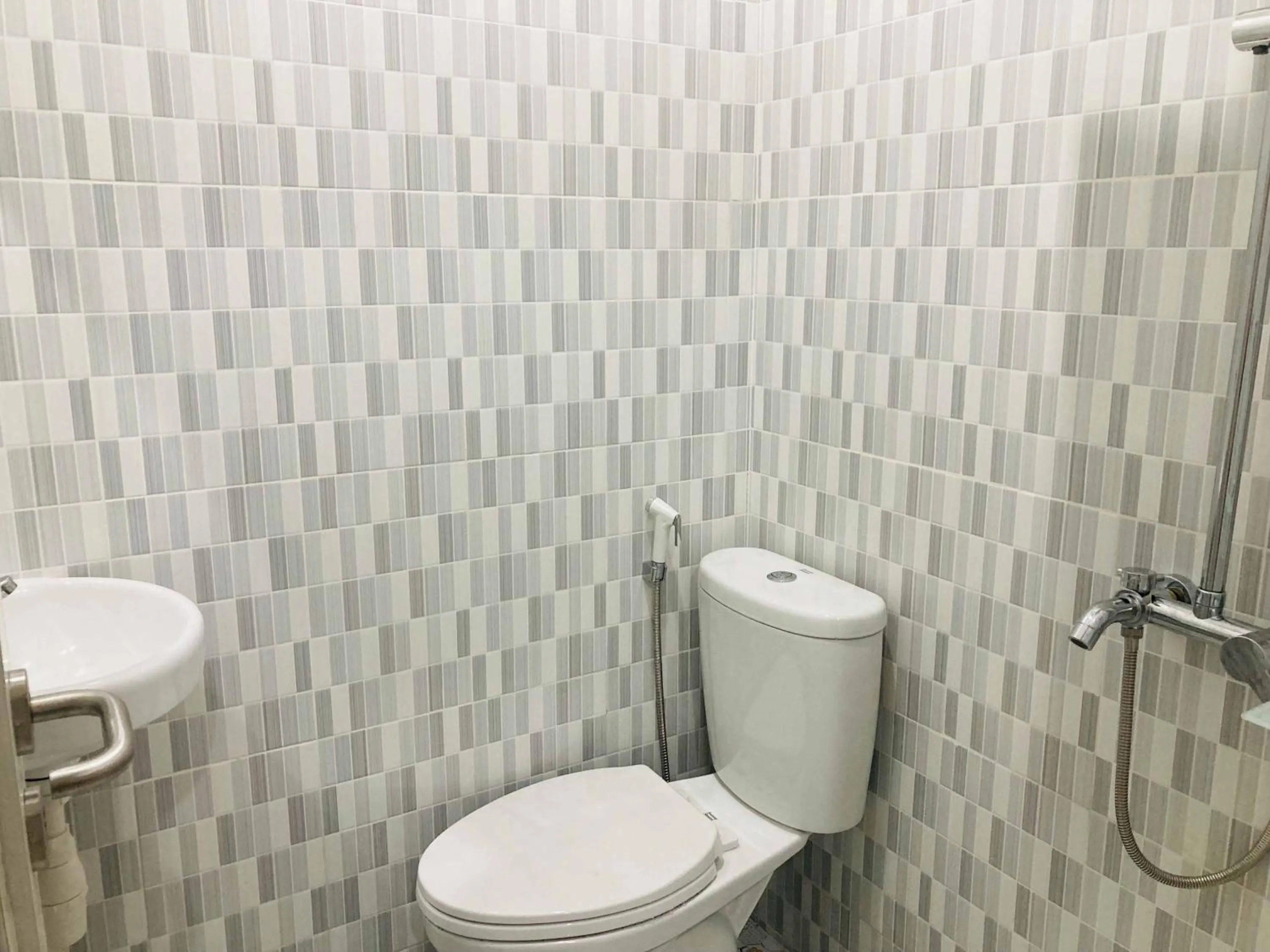 Bathroom in Griya Daffarra near UGM Yogyakarta Mitra RedDoorz