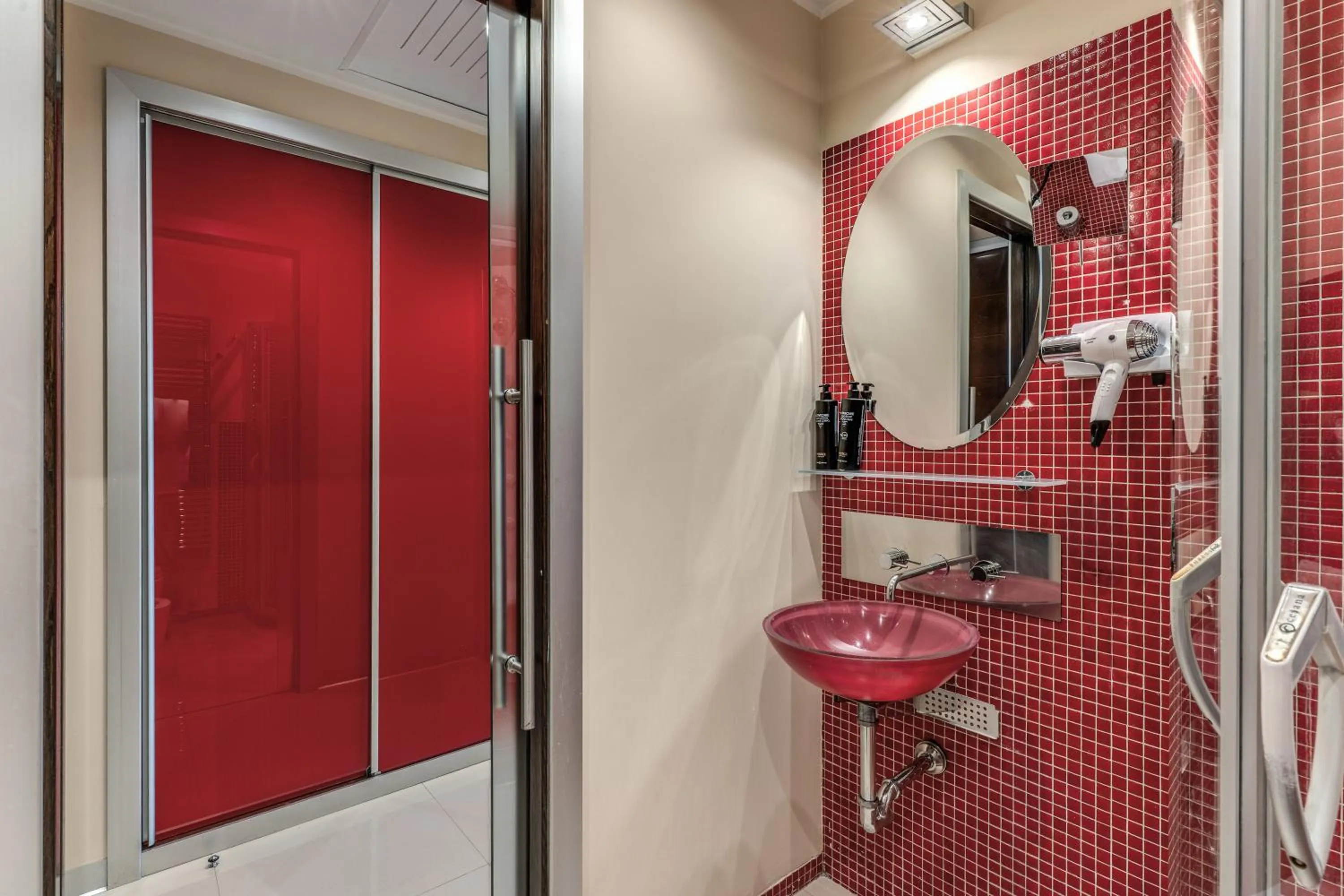 Bathroom in La Griffe Hotel Roma