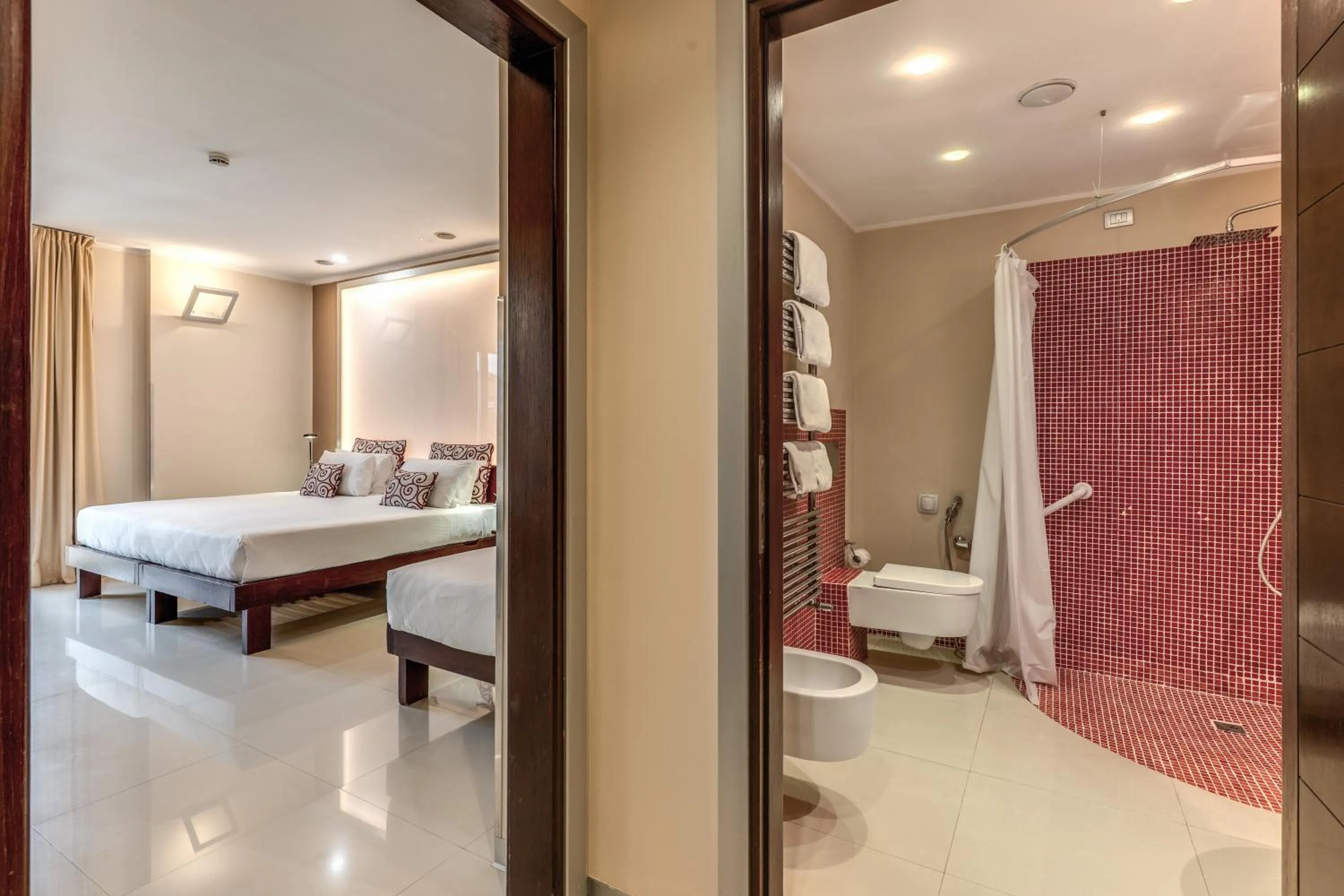 Shower, Bed in La Griffe Hotel Roma