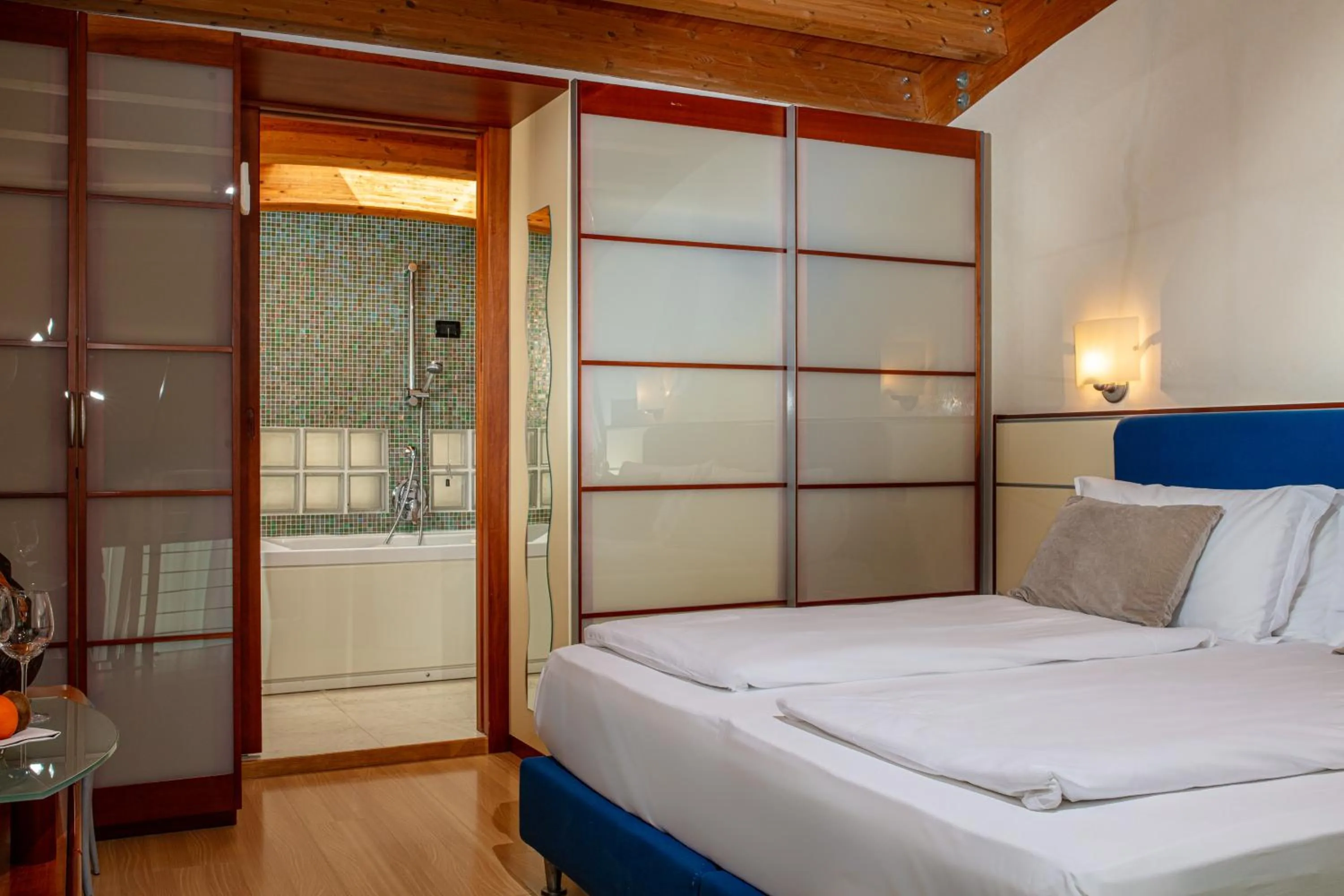 Swimming pool, Bed in Park Hotel