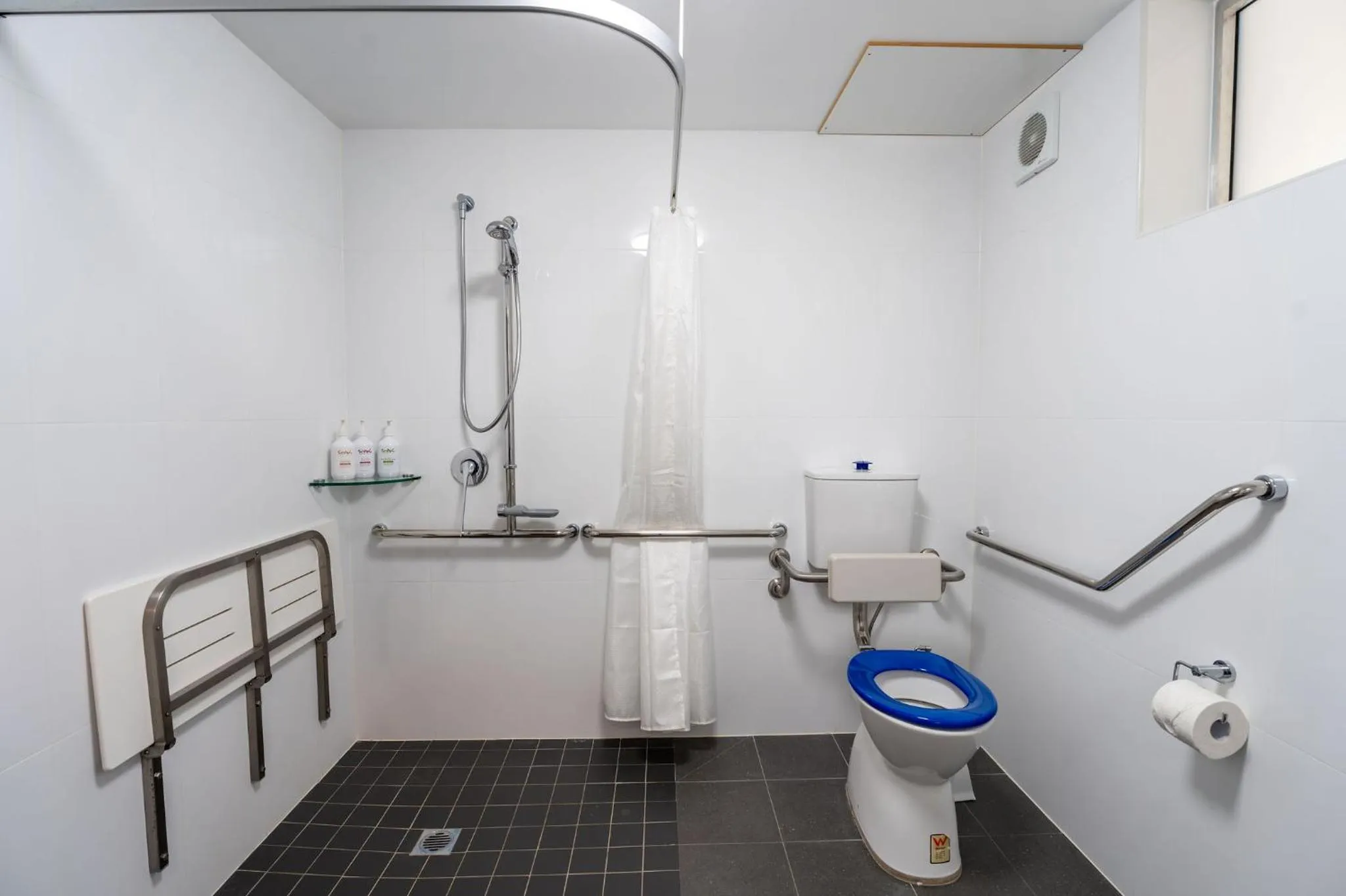 Shower in Leura Gardens Resort