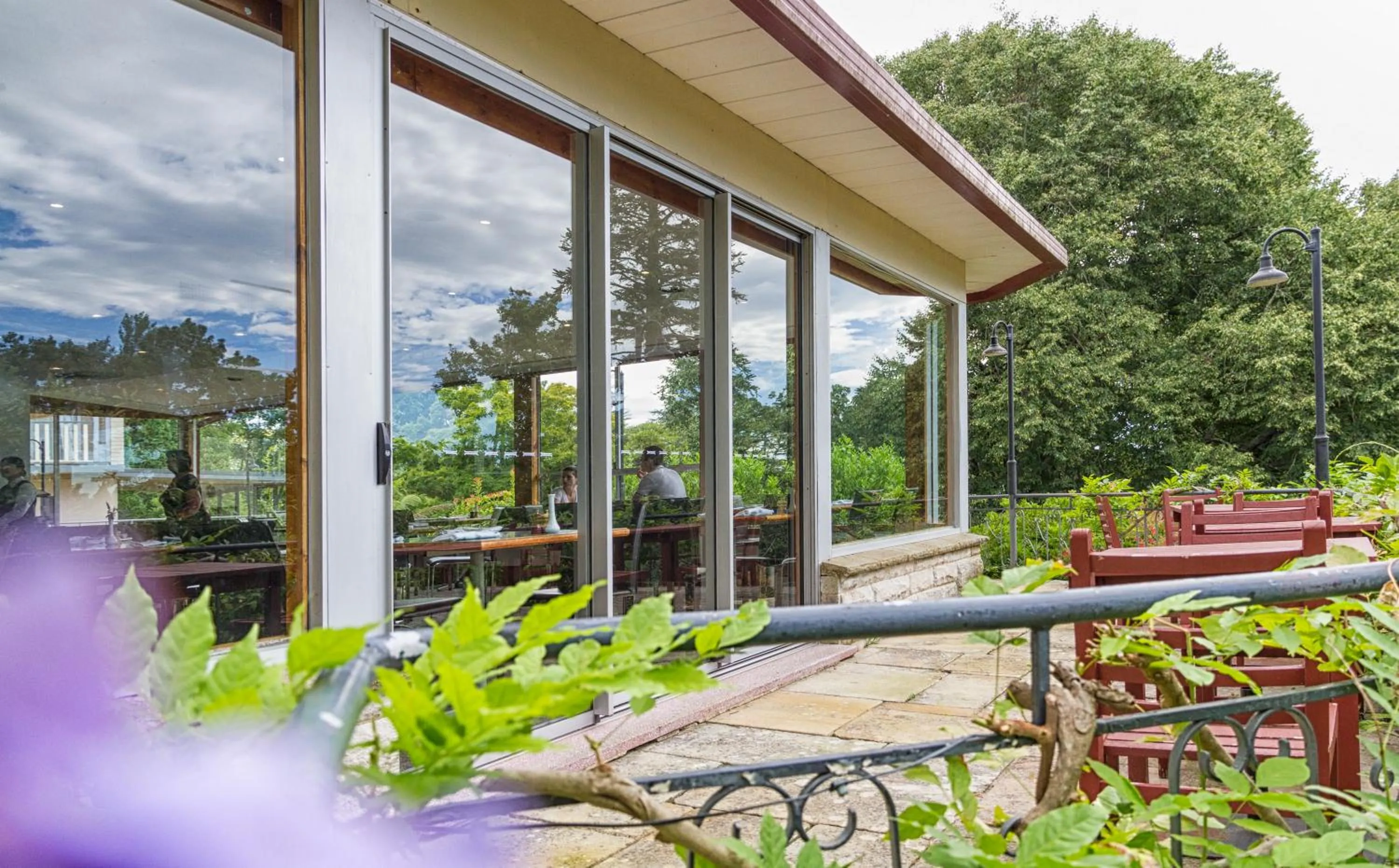 Restaurant/places to eat in Leura Gardens Resort