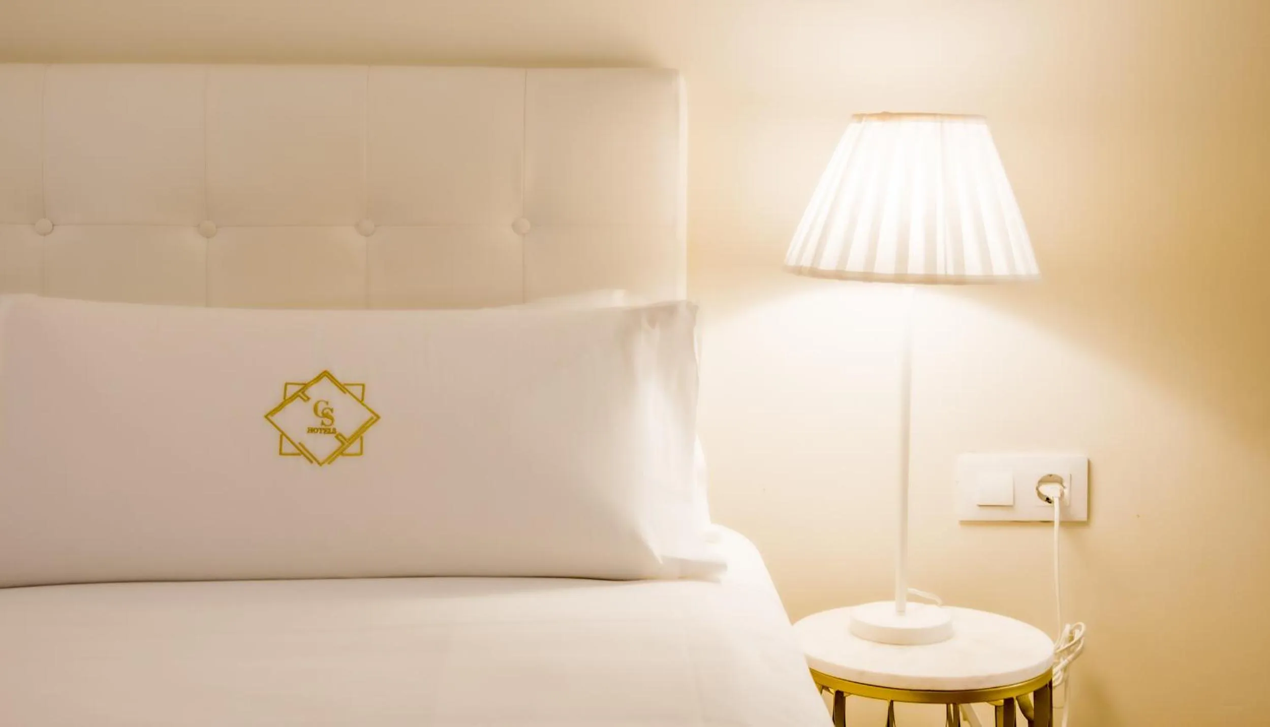 Bed in Catalina Suites