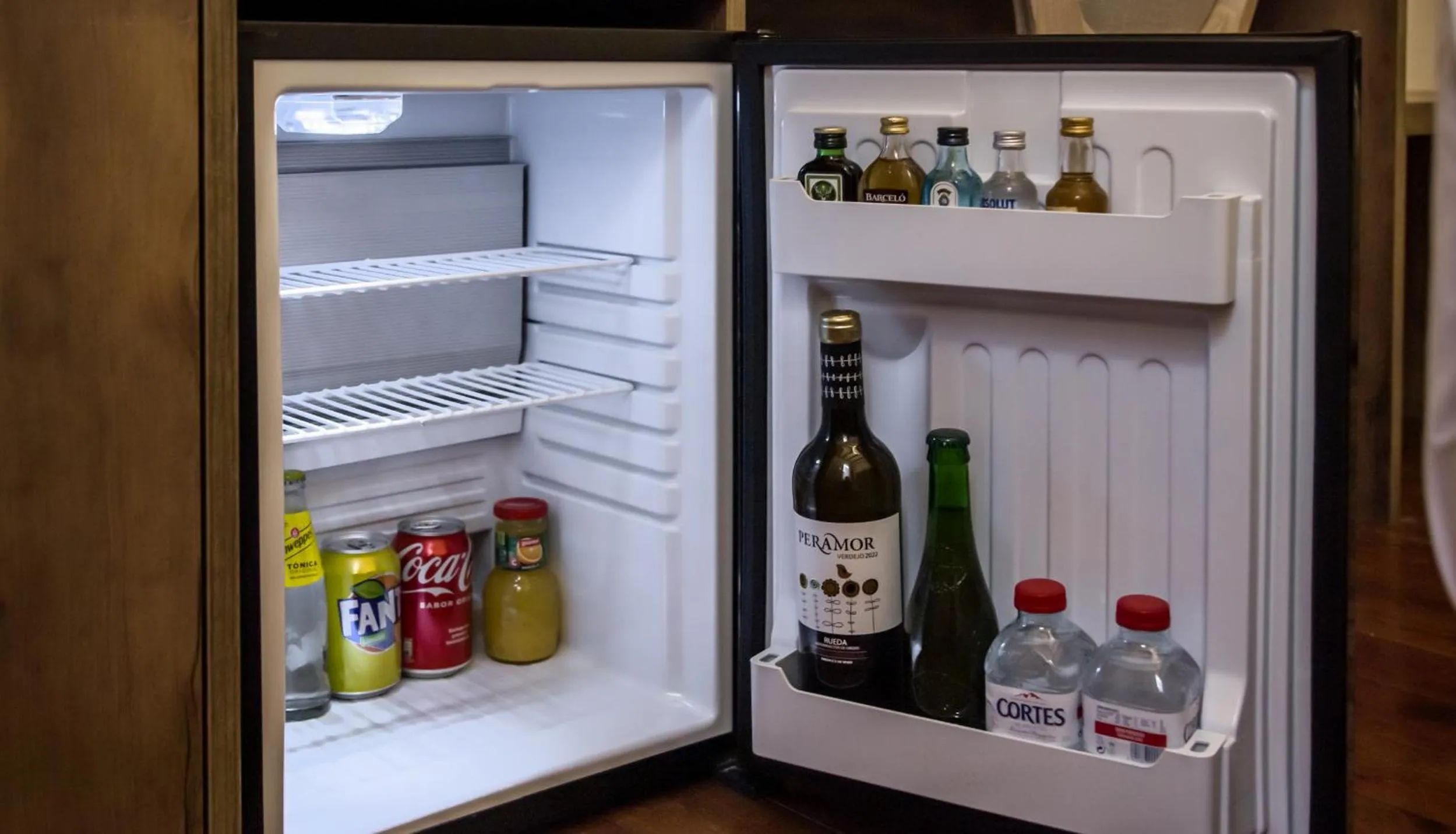 oven in Catalina Suites