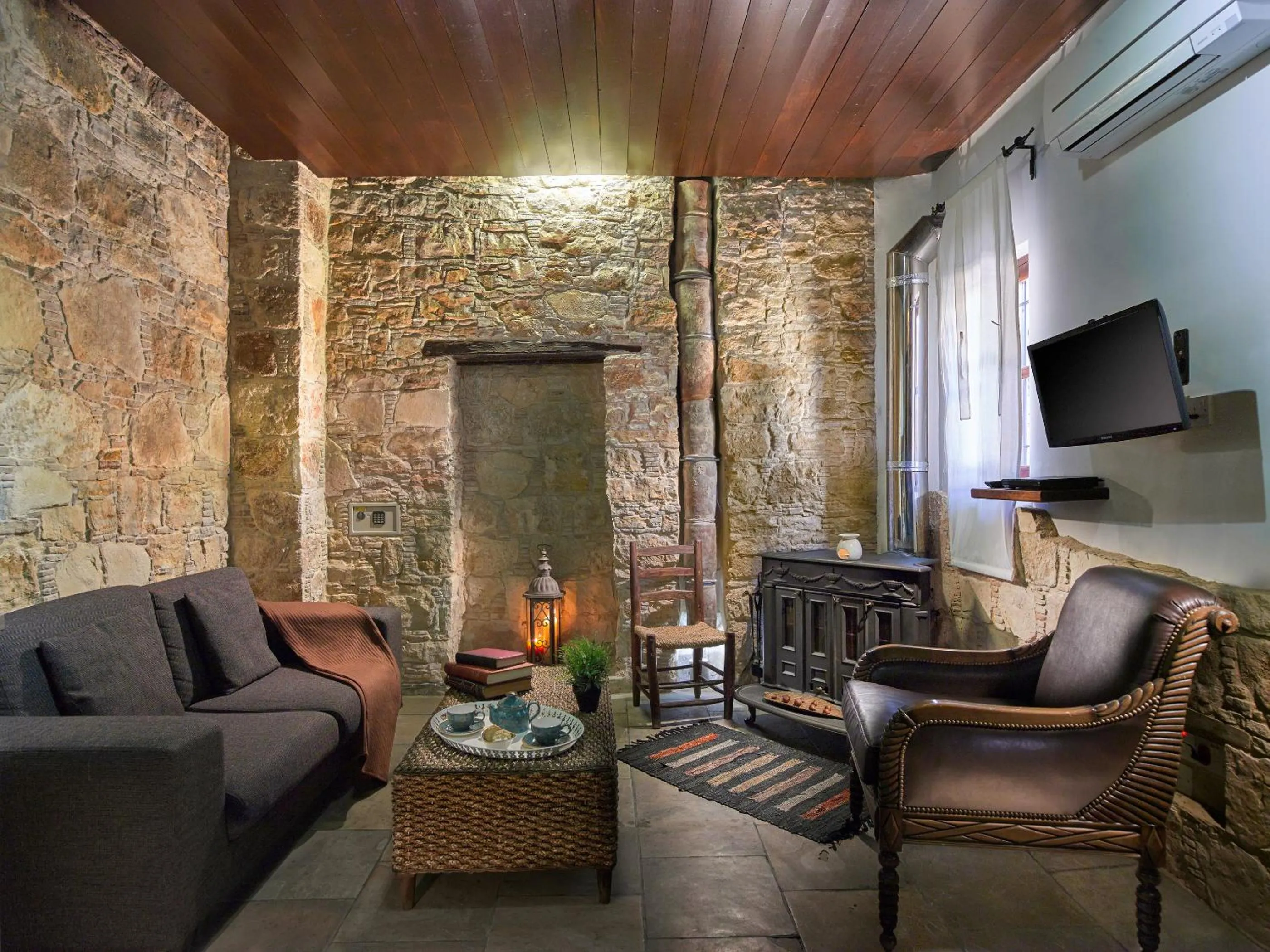 TV and multimedia in Oinoessa Traditional Boutique Guest Houses