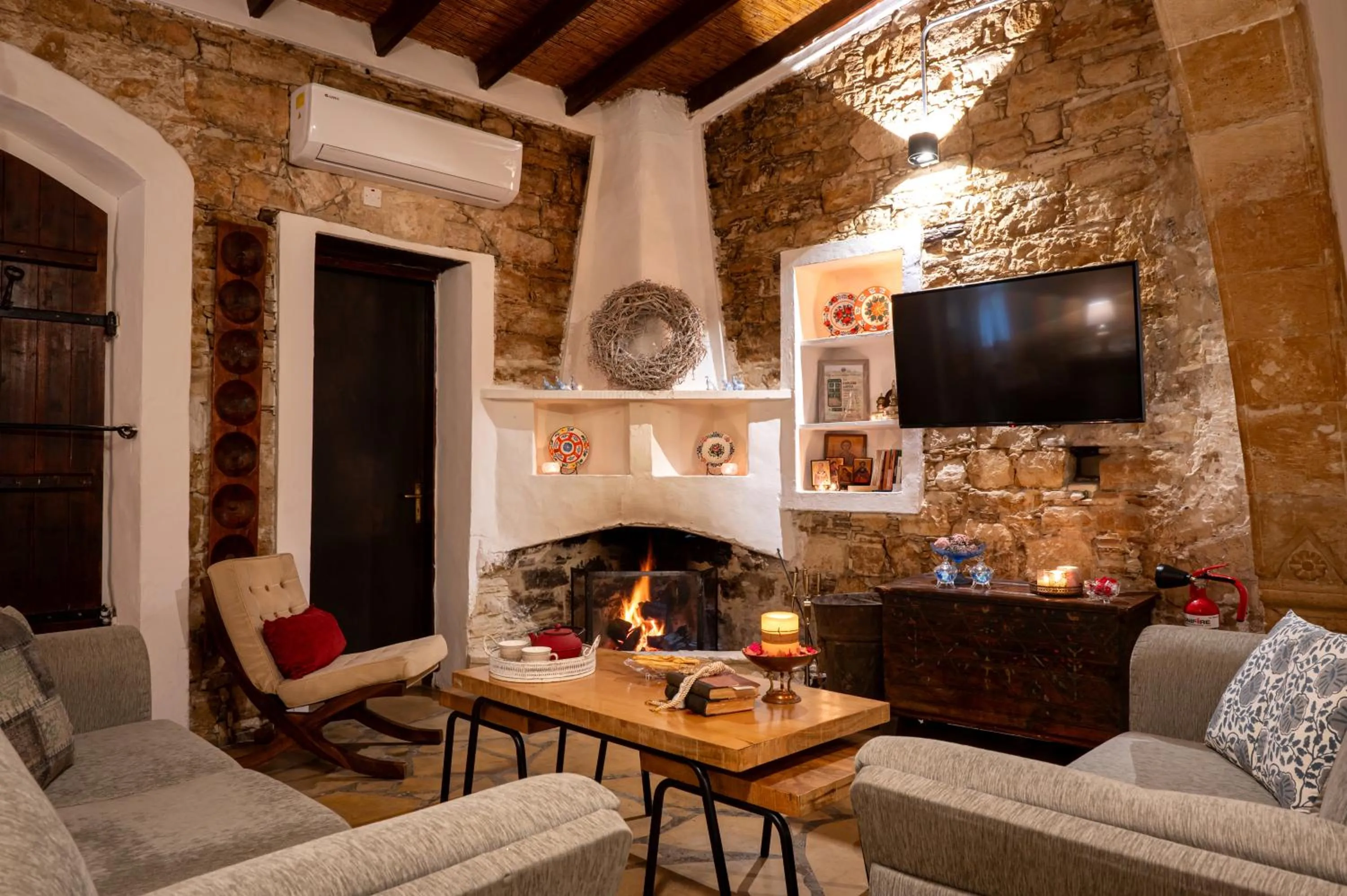 TV and multimedia in Oinoessa Traditional Boutique Guest Houses
