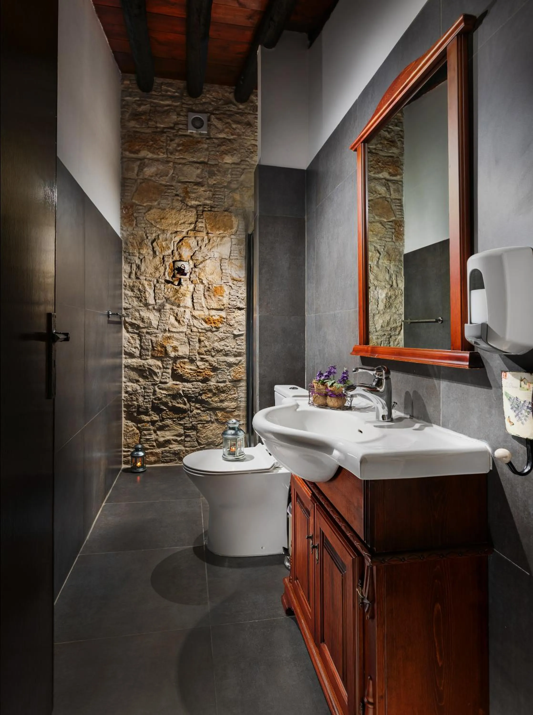 Toilet in Oinoessa Traditional Boutique Guest Houses