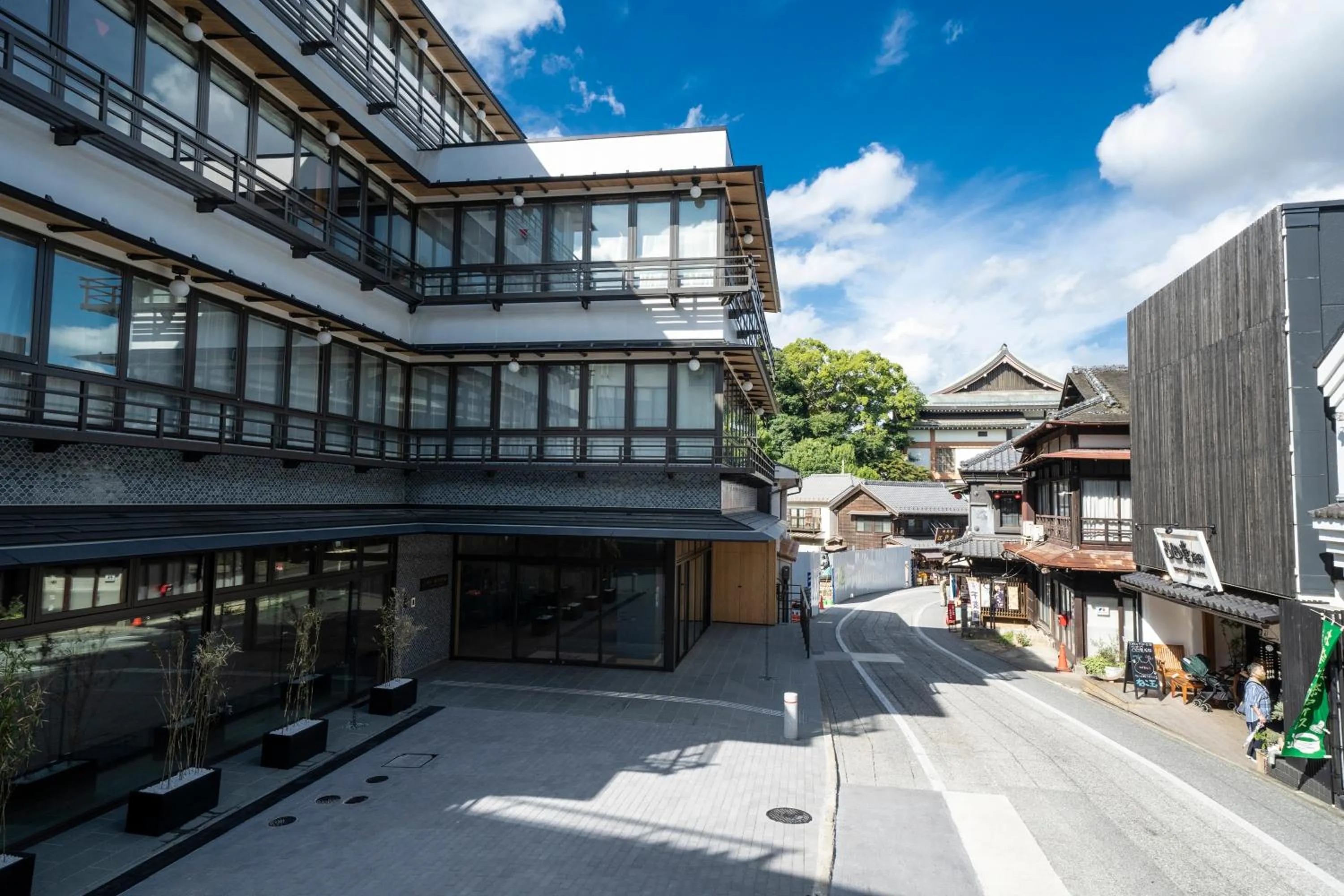 Property building in Waqoo Naritasanmonzen