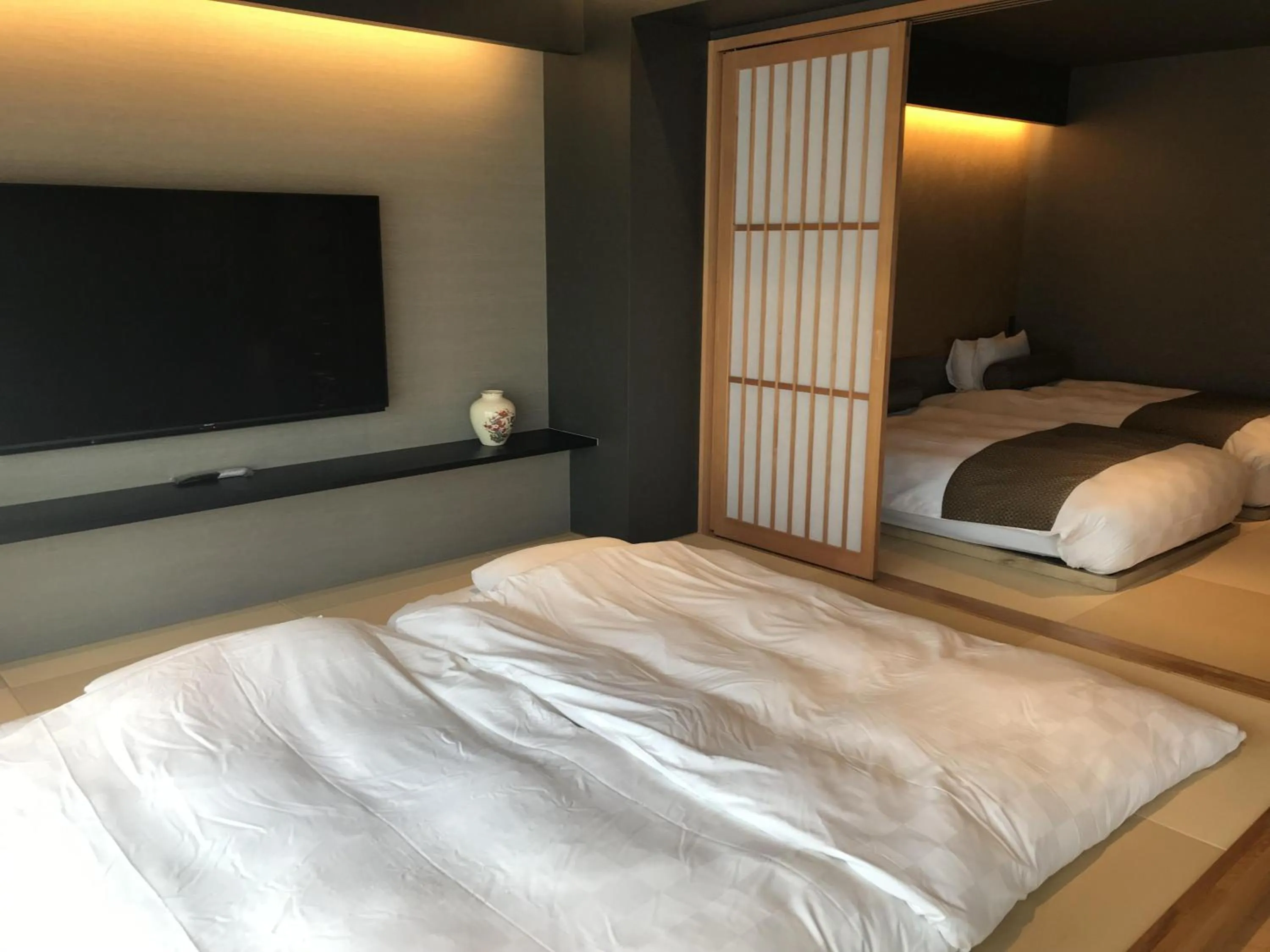 Photo of the whole room, Bed in Waqoo Naritasanmonzen