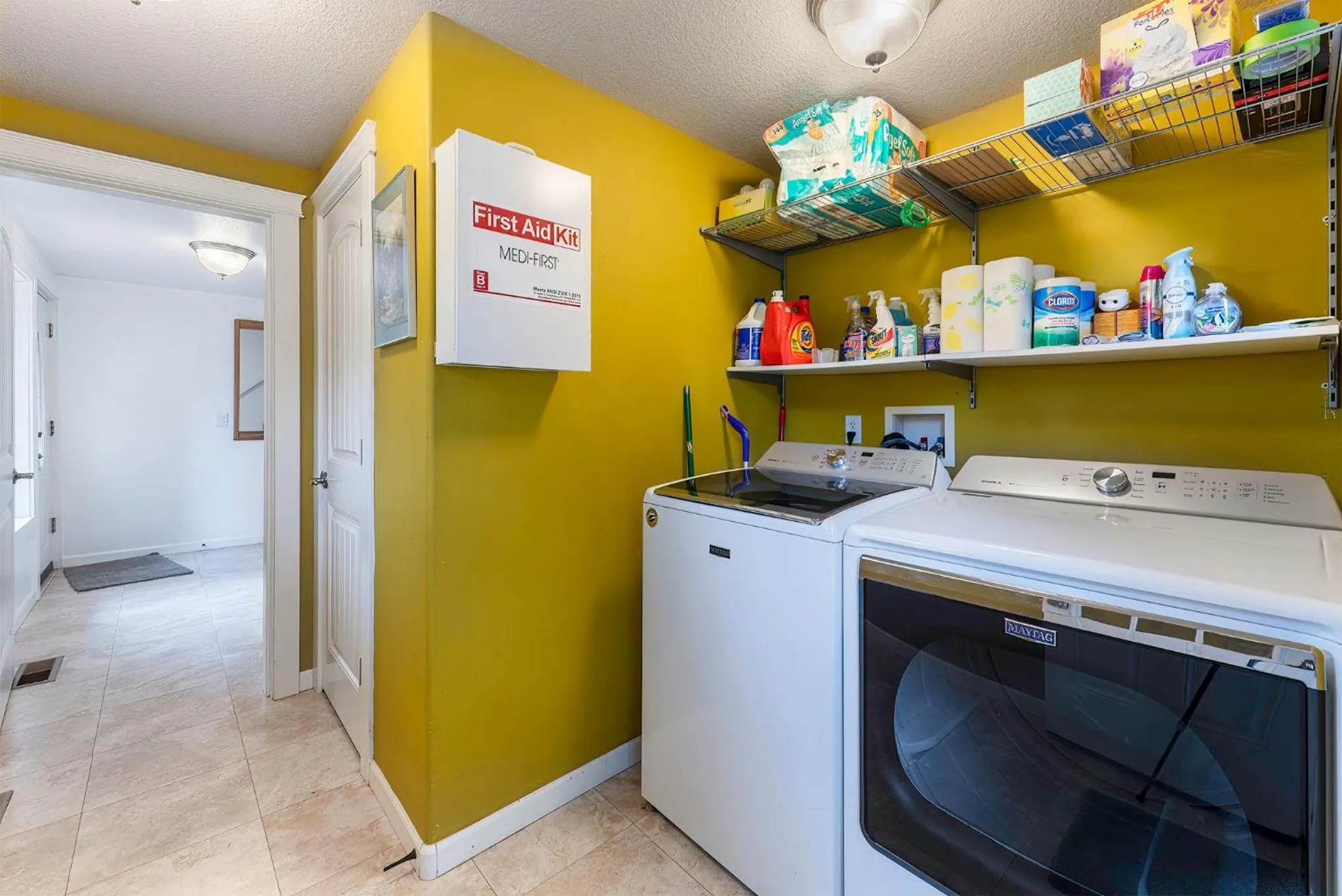 washing machine in Serene Cottage in the Woods