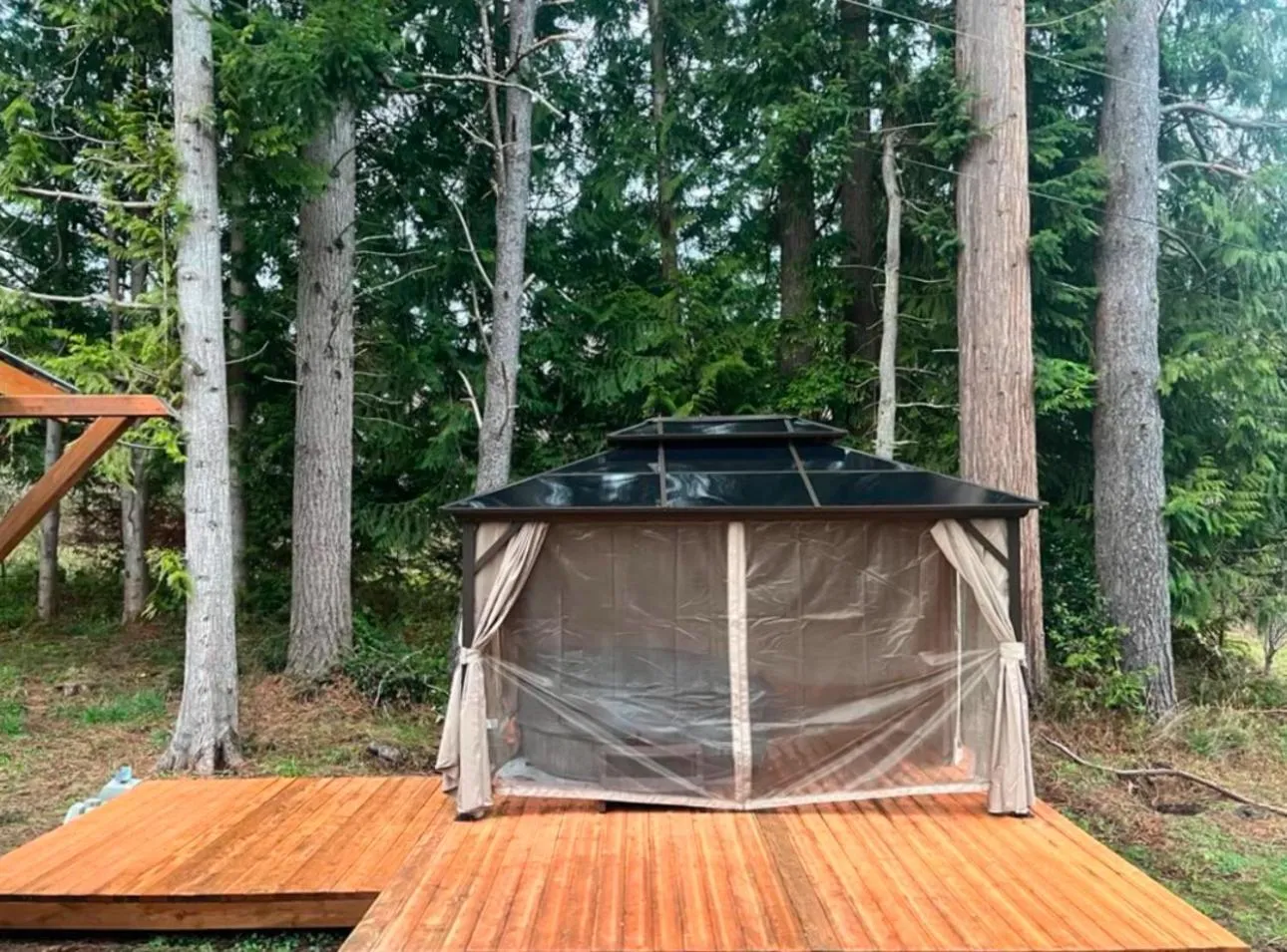 Hot Tub in Serene Cottage in the Woods