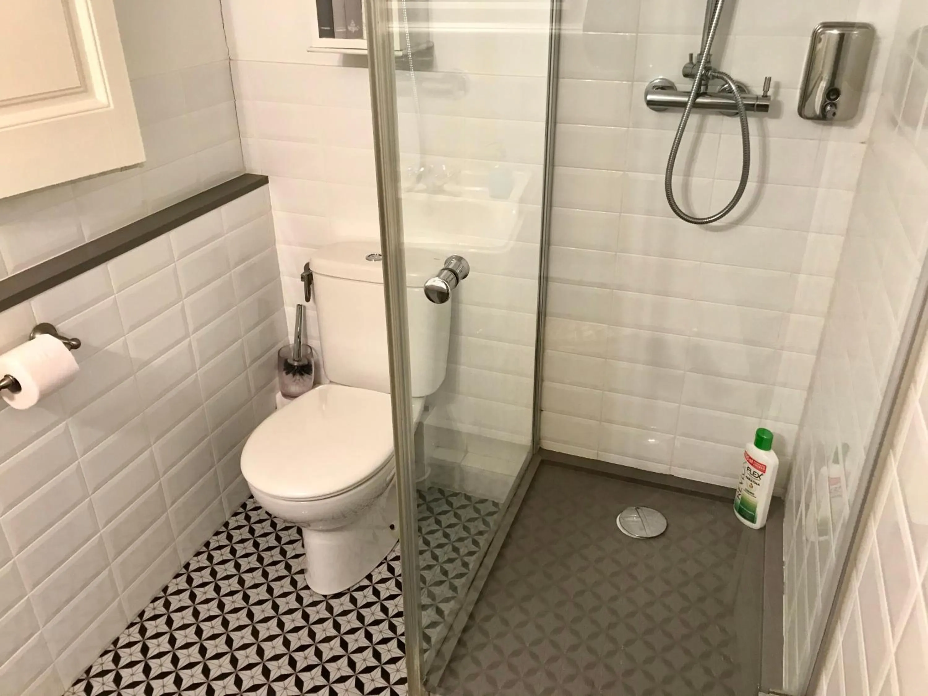 Shower in Rosselló Apartment