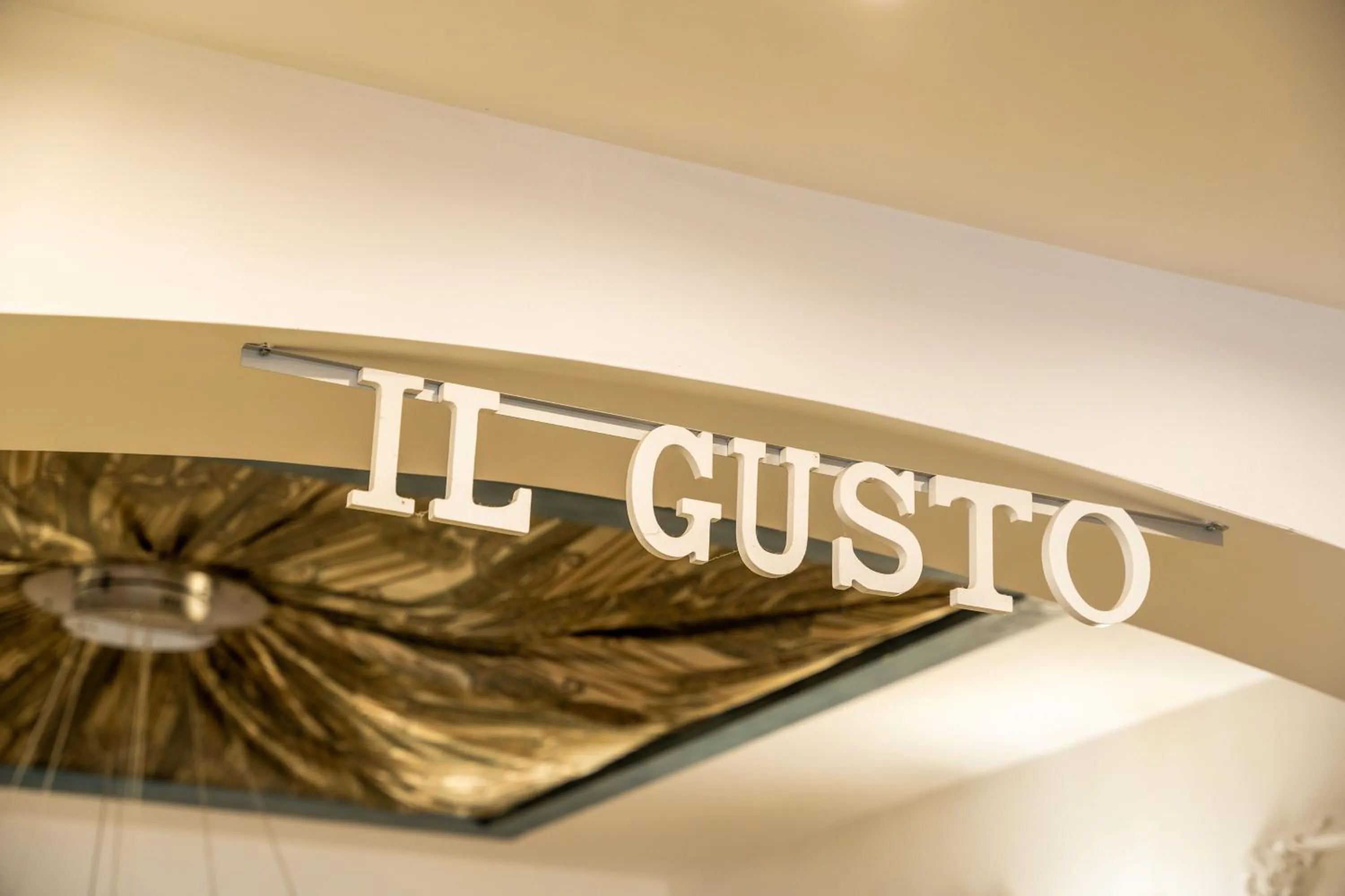 Restaurant/places to eat in Hotel Diamond