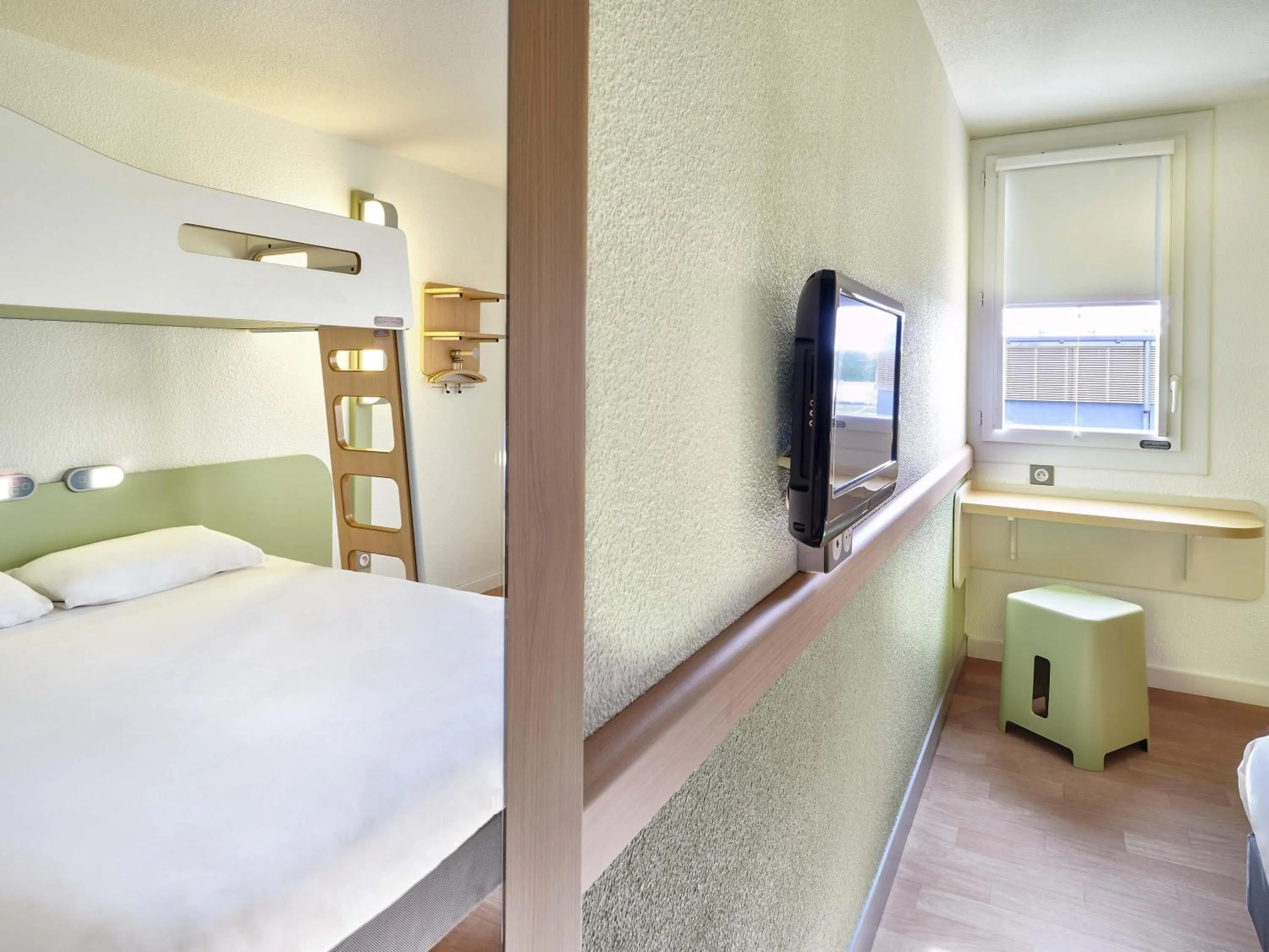 Bedroom, Bed in ibis budget Saint Paul Les Dax
