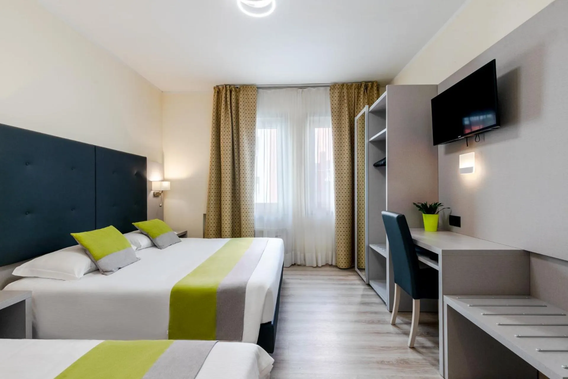 Communal lounge/ TV room, Bed in Hotel Aurora