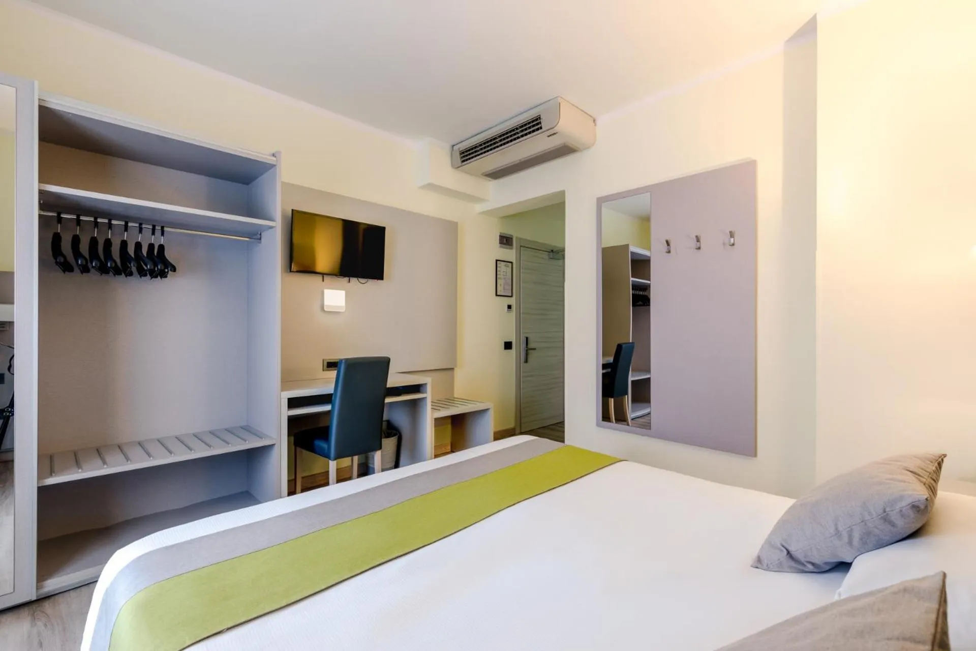 wardrobe, Bed in Hotel Aurora