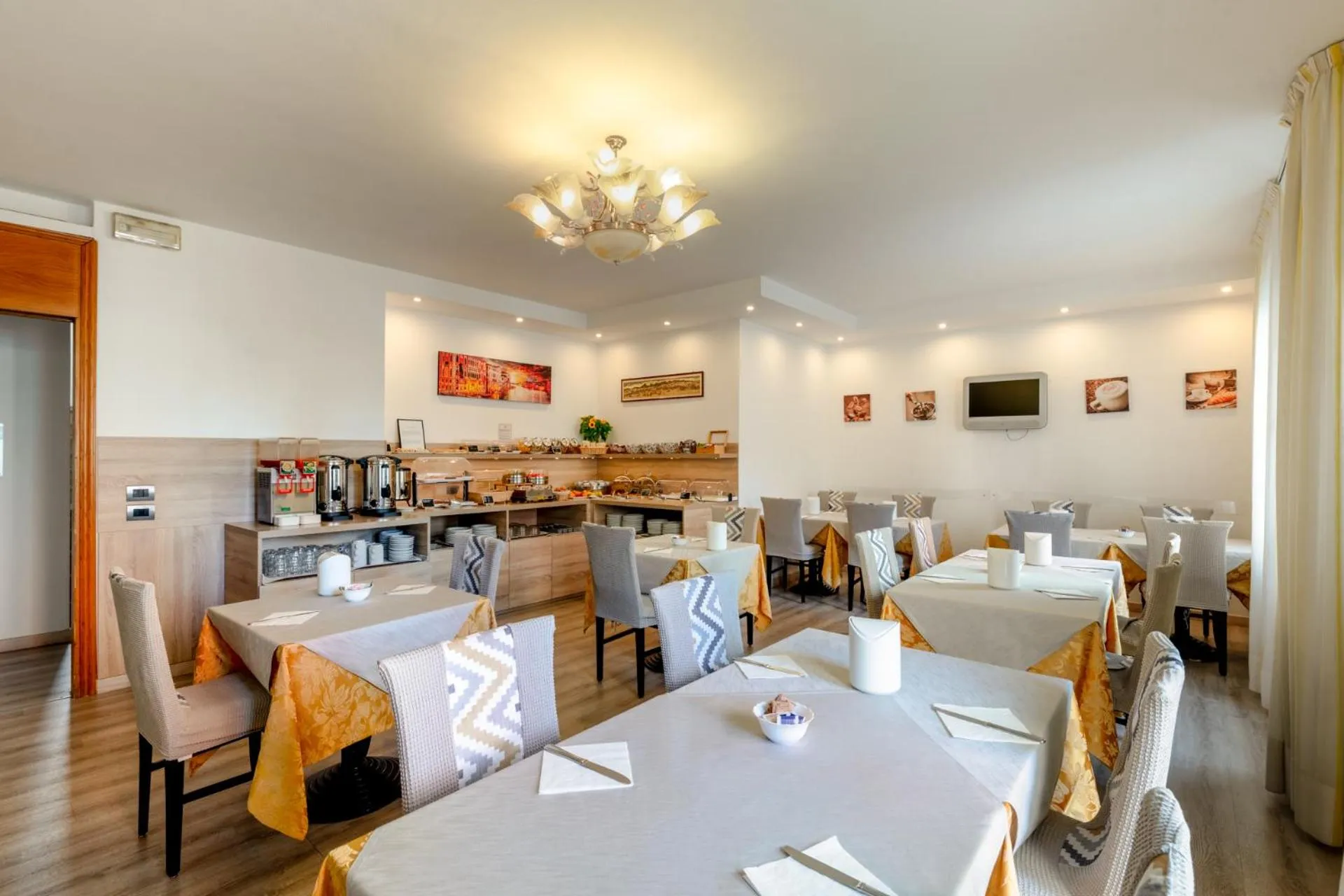 Restaurant/places to eat in Hotel Aurora