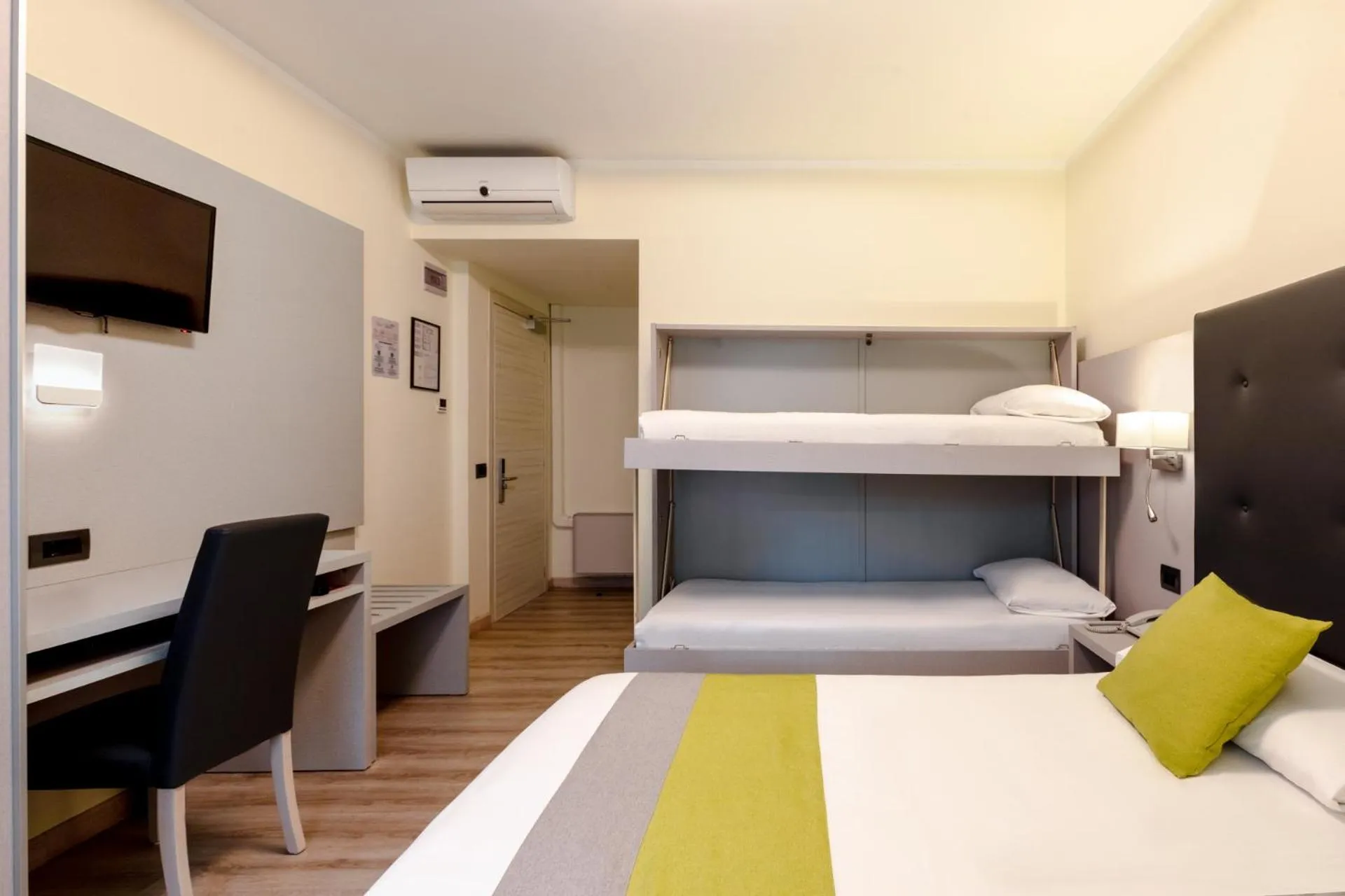 bunk bed, Bed in Hotel Aurora