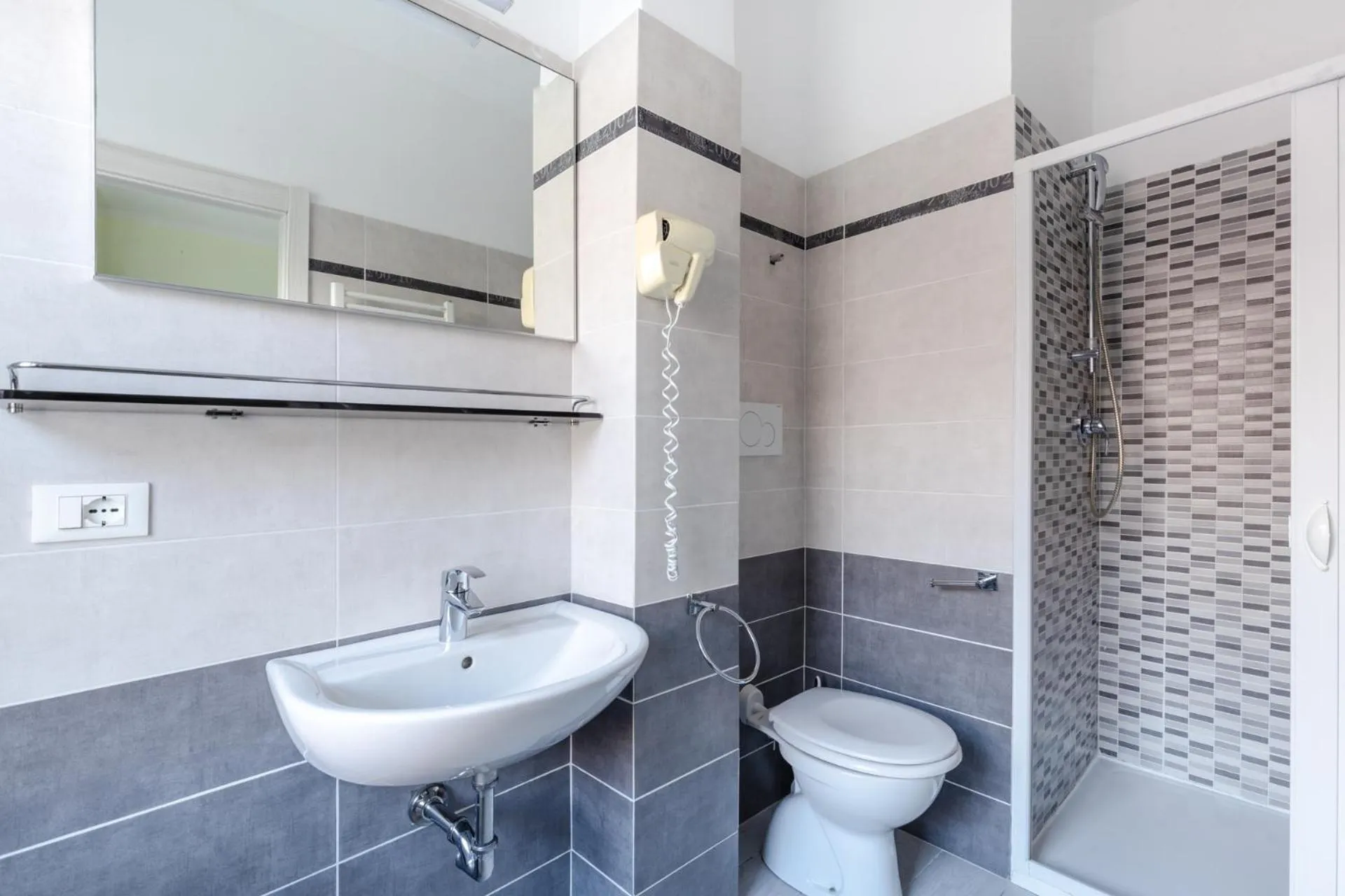 Shower in Hotel Aurora