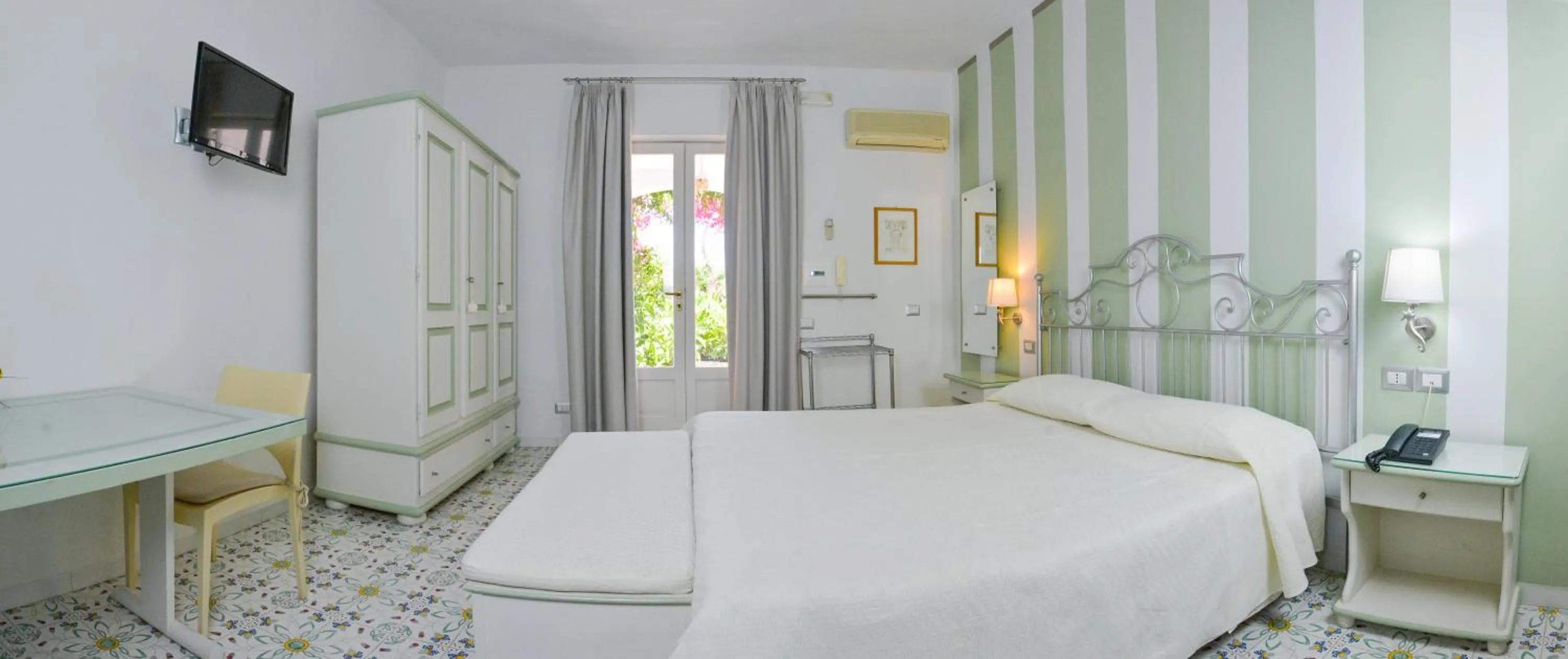 Bedroom, Bed in Hotel Residence Mendolita