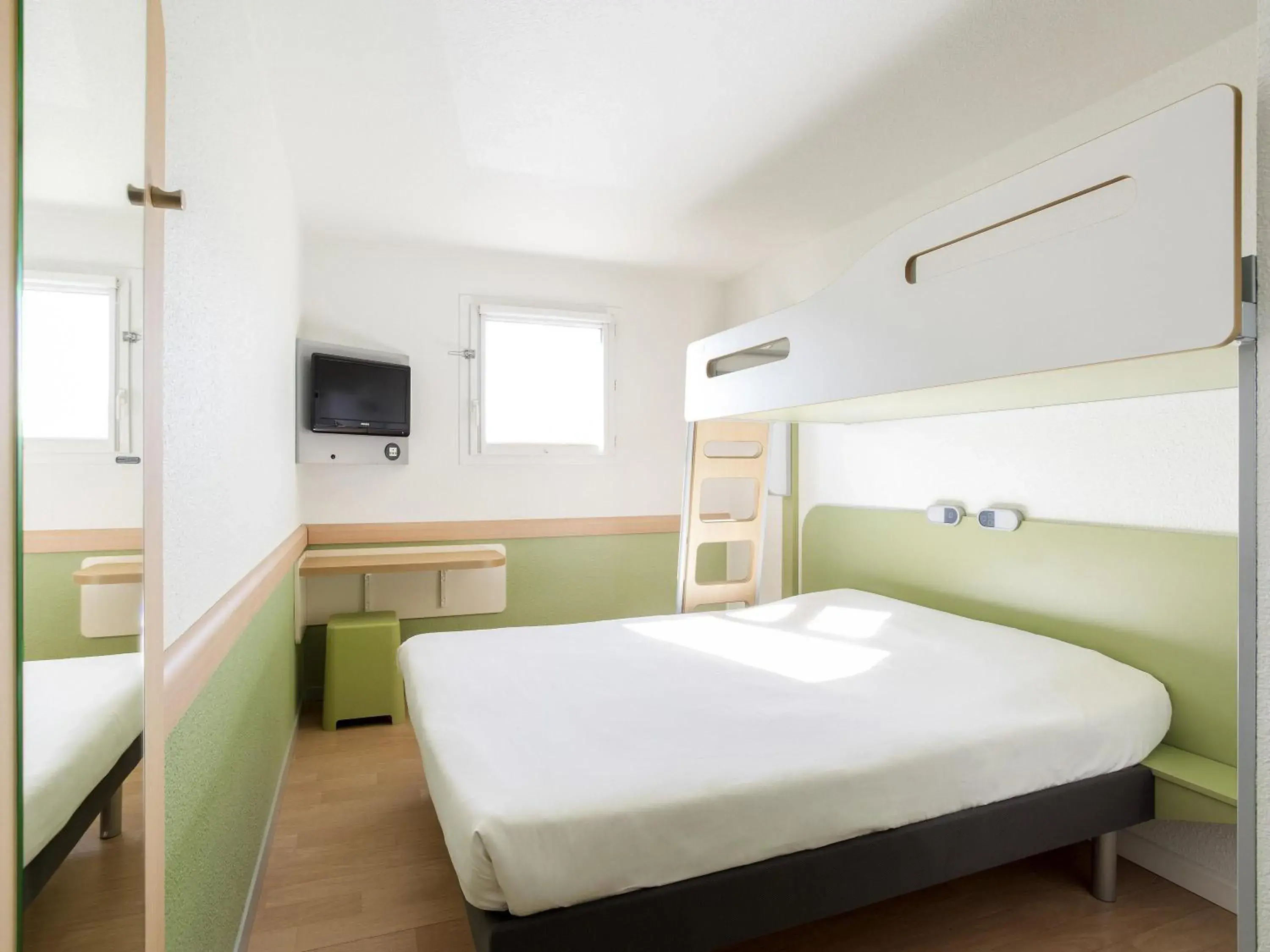 Triple Room with One Double Bed and One Bunk Bed in ibis Budget Pau Est Triple Room with One Double Bed and One Bunk Bed in ibis Budget Pau Est