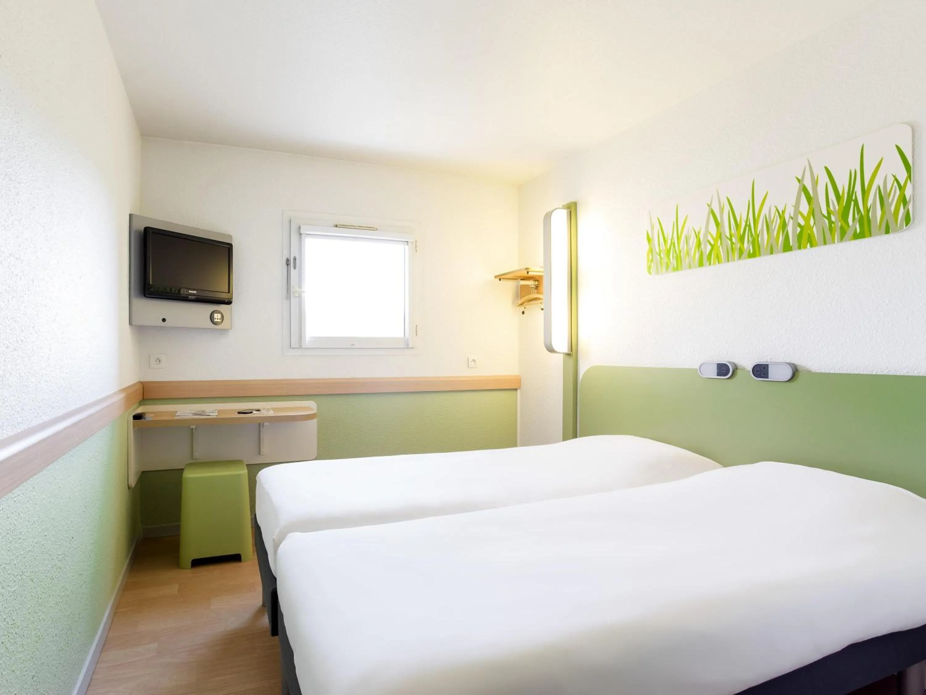 Bedroom, Bed in ibis Budget Pau Est