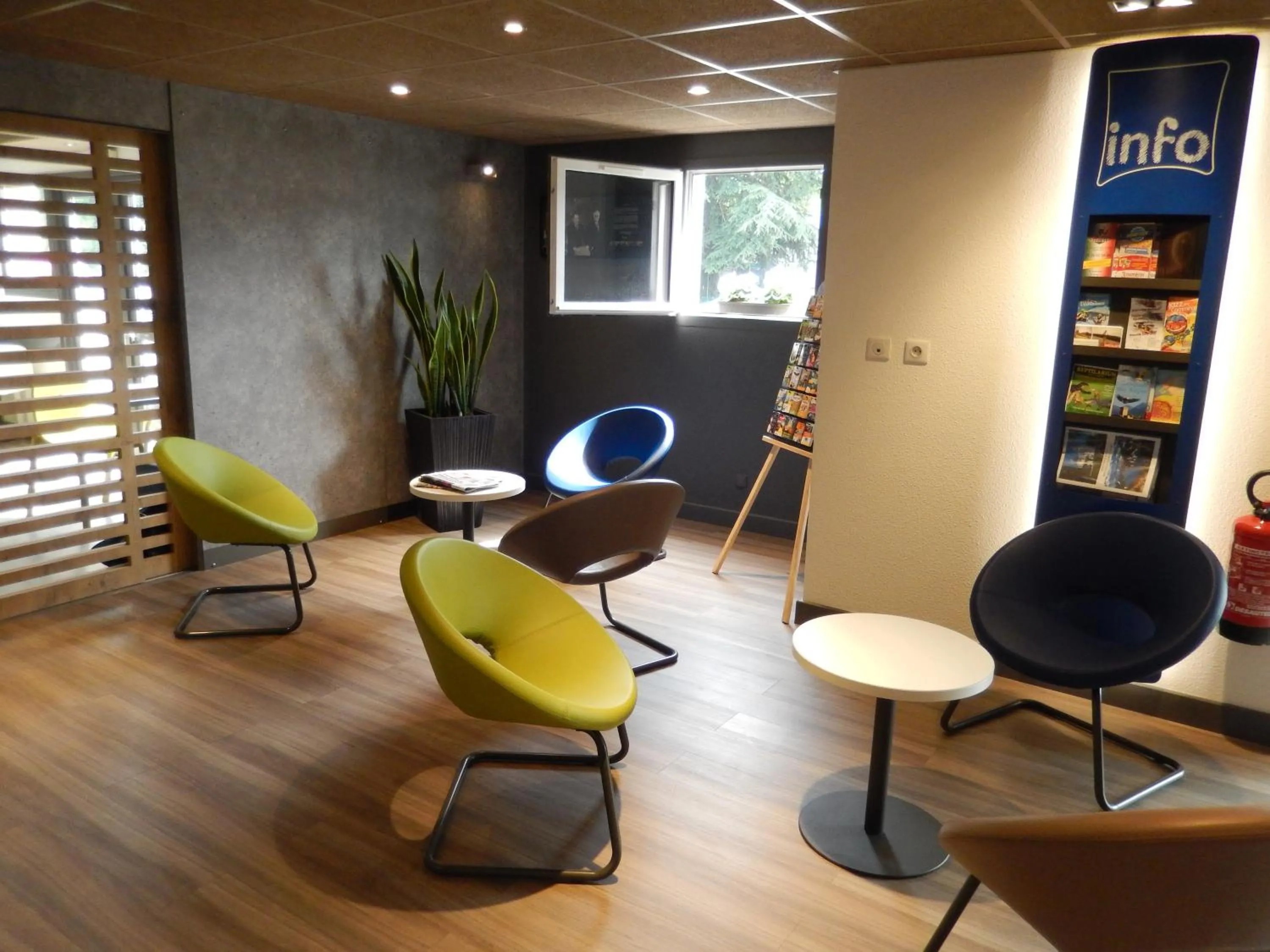 Lounge or bar in ibis Budget Pau Est