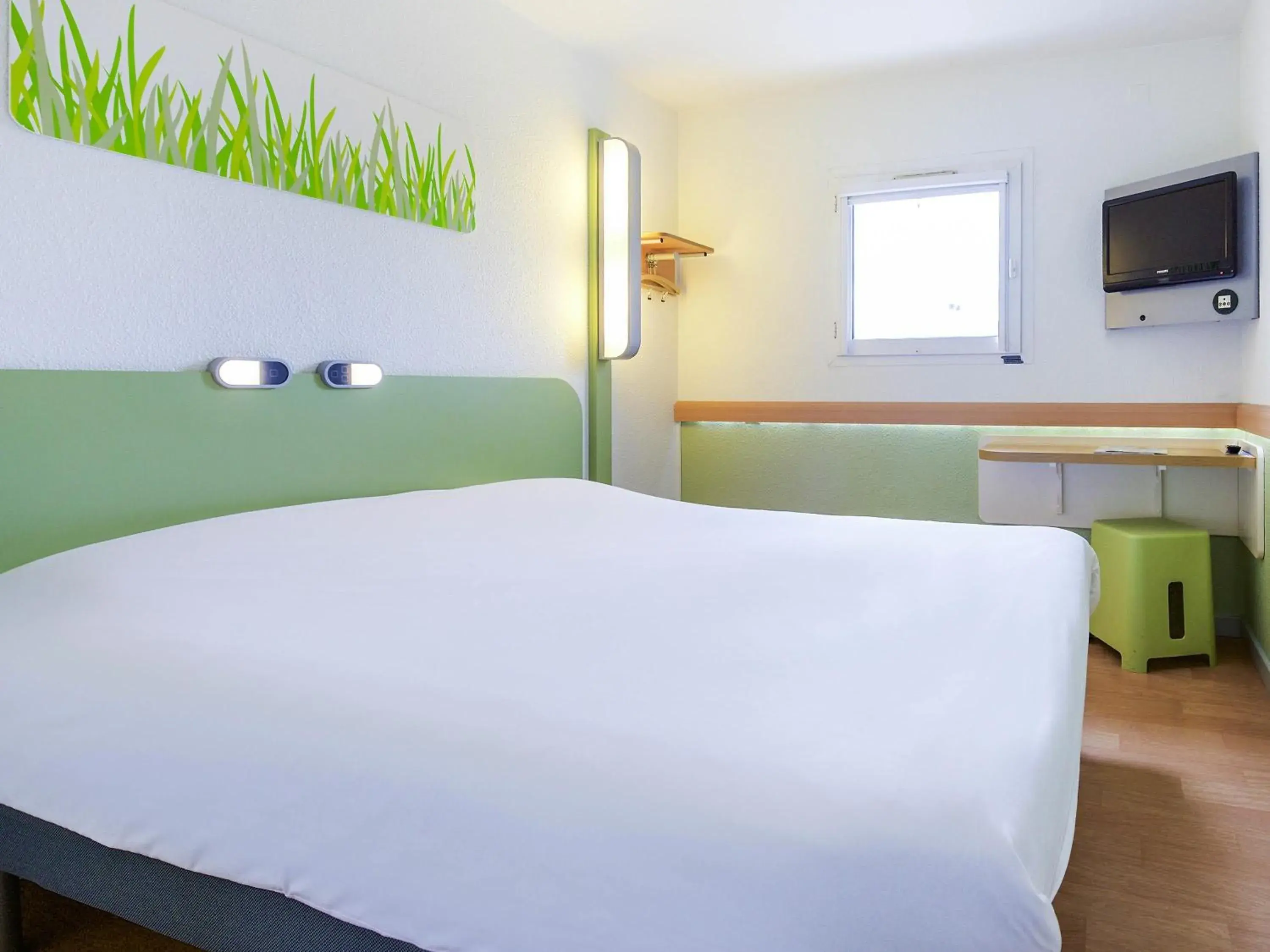 Triple Room with One Double Bed and One Bunk Bed in ibis Budget Pau Est Triple Room with One Double Bed and One Bunk Bed in ibis Budget Pau Est