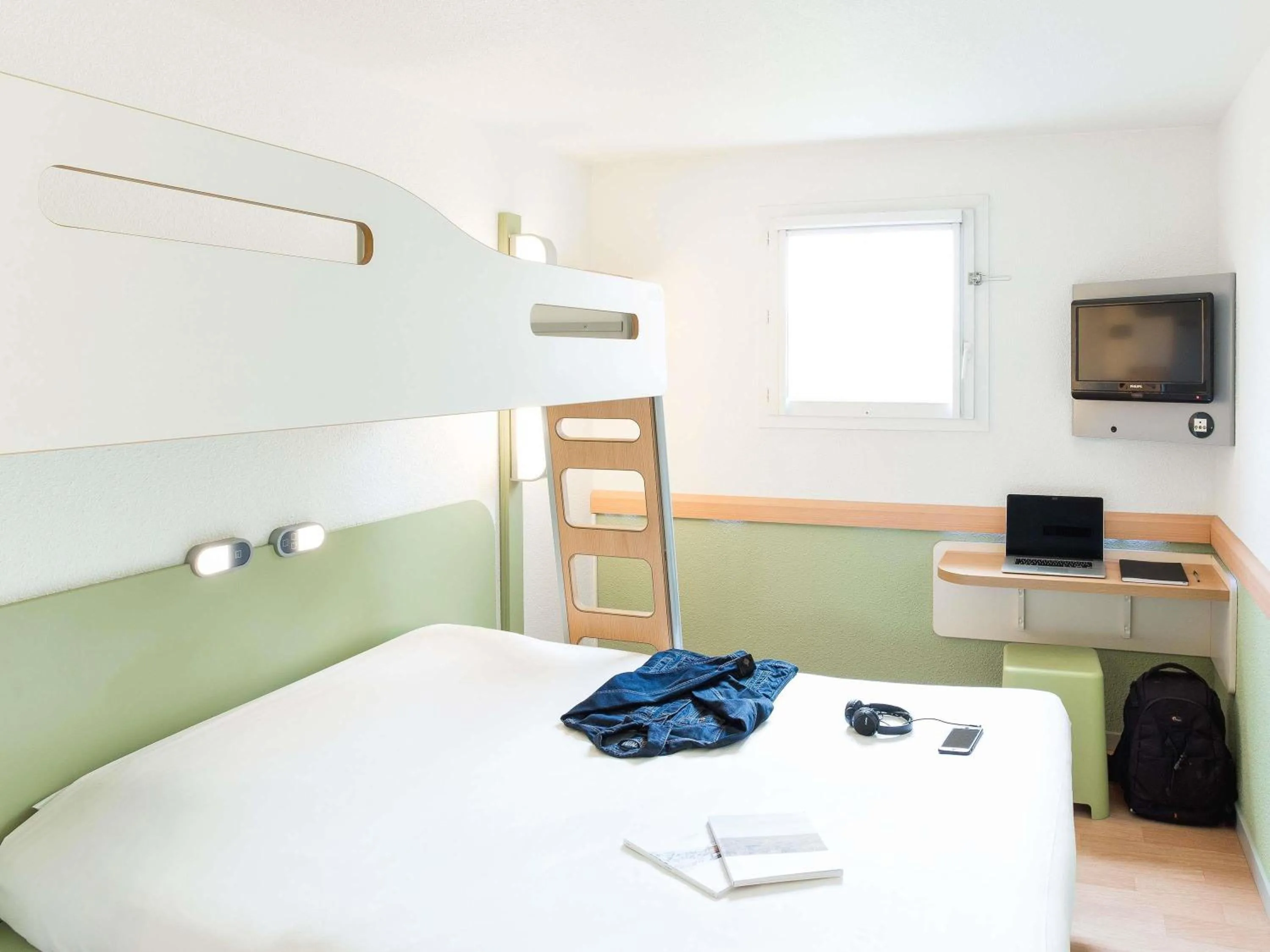 Bedroom, Bed in ibis Budget Pau Est