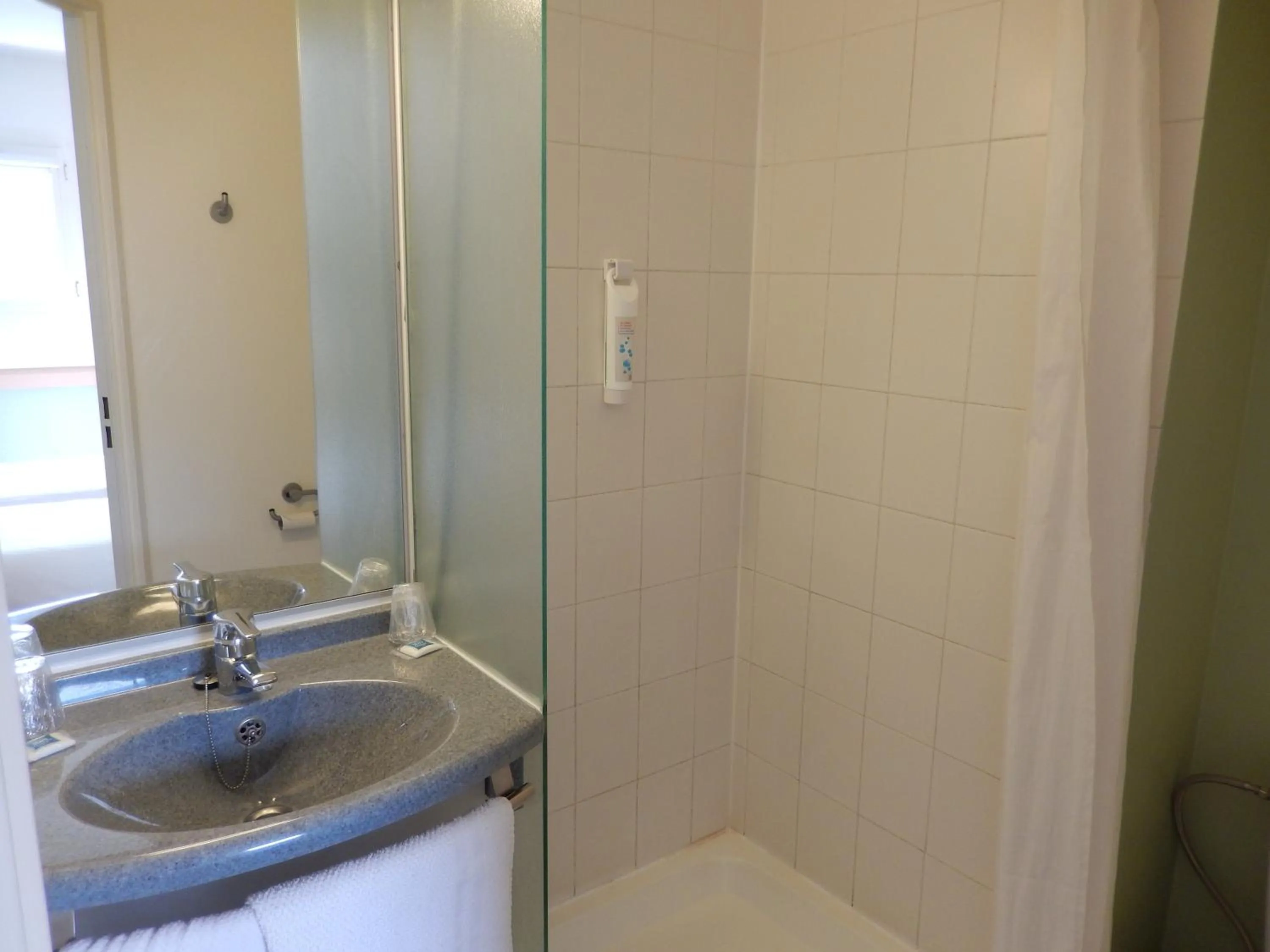 Bathroom in ibis Budget Pau Est