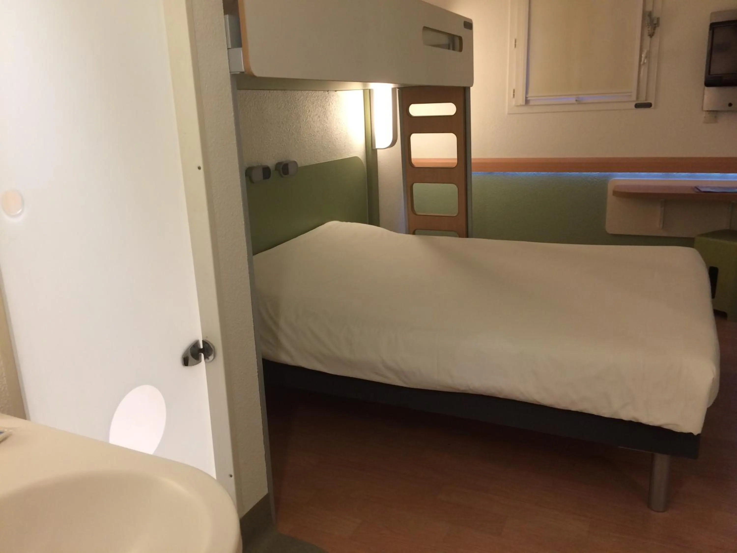 Photo of the whole room, Bed in ibis Budget Pau Est