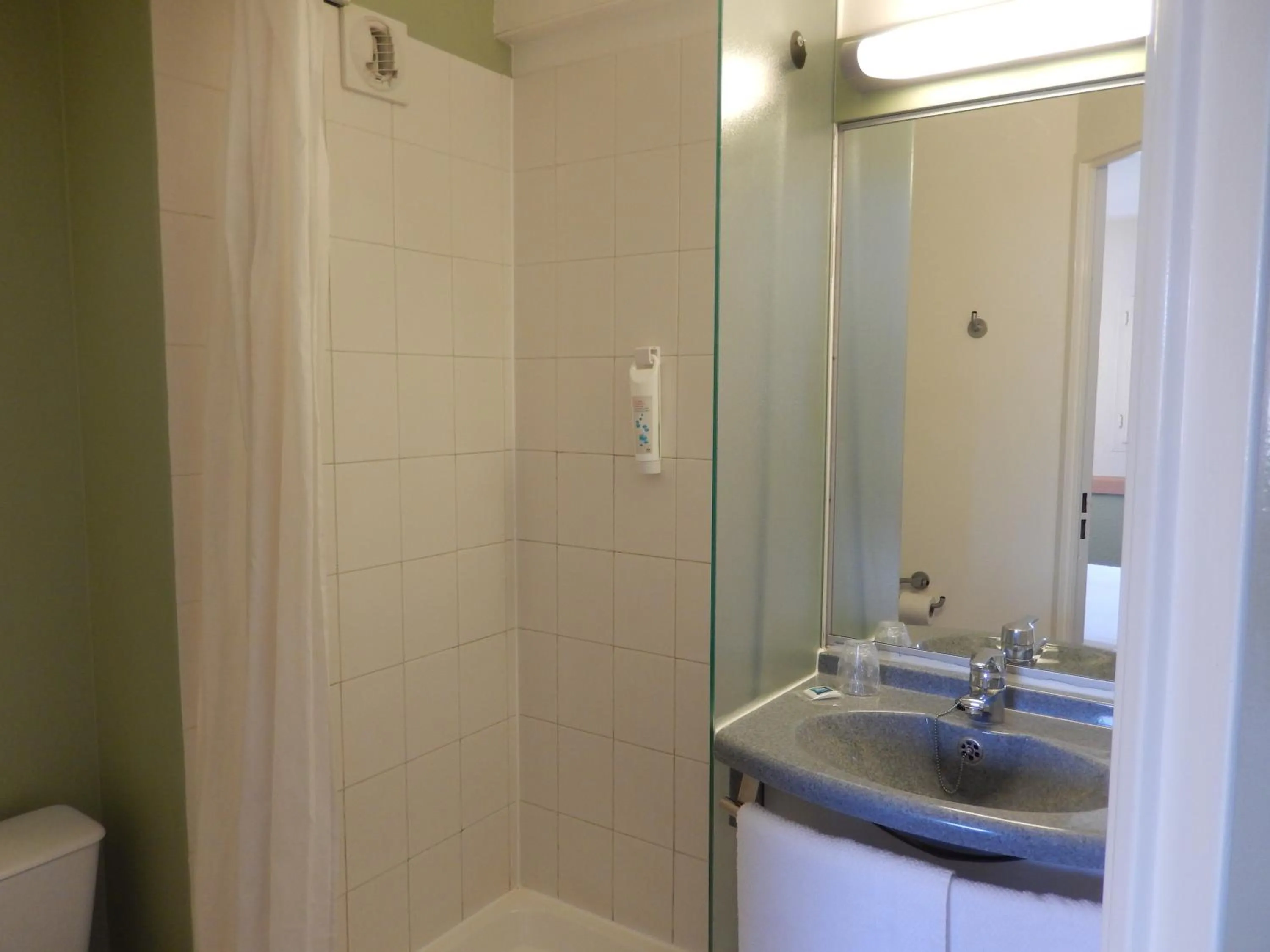 Bathroom in ibis Budget Pau Est
