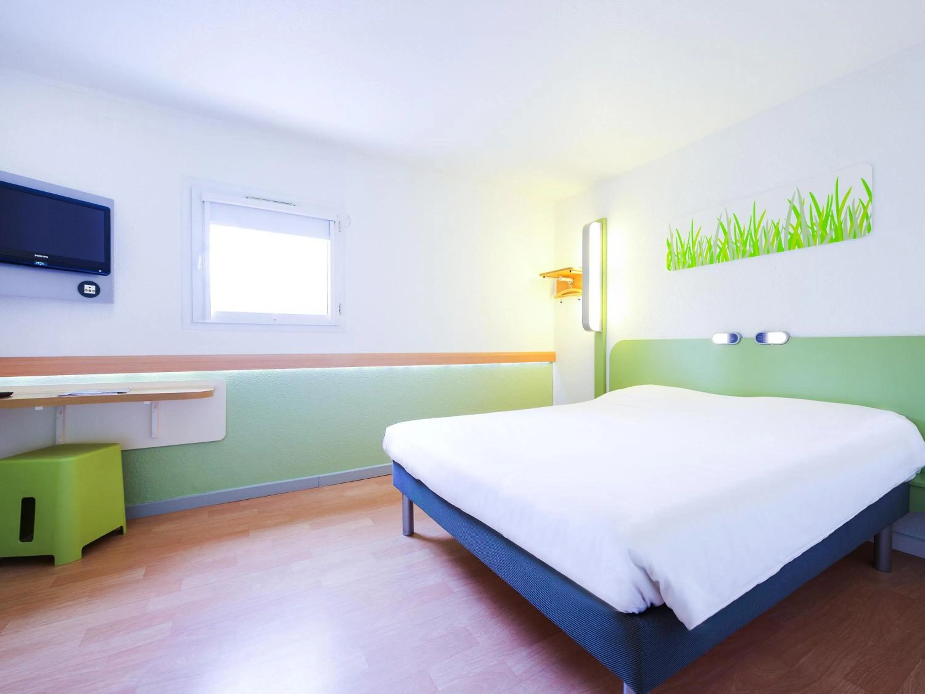 Property building, Bed in ibis Budget Pau Est