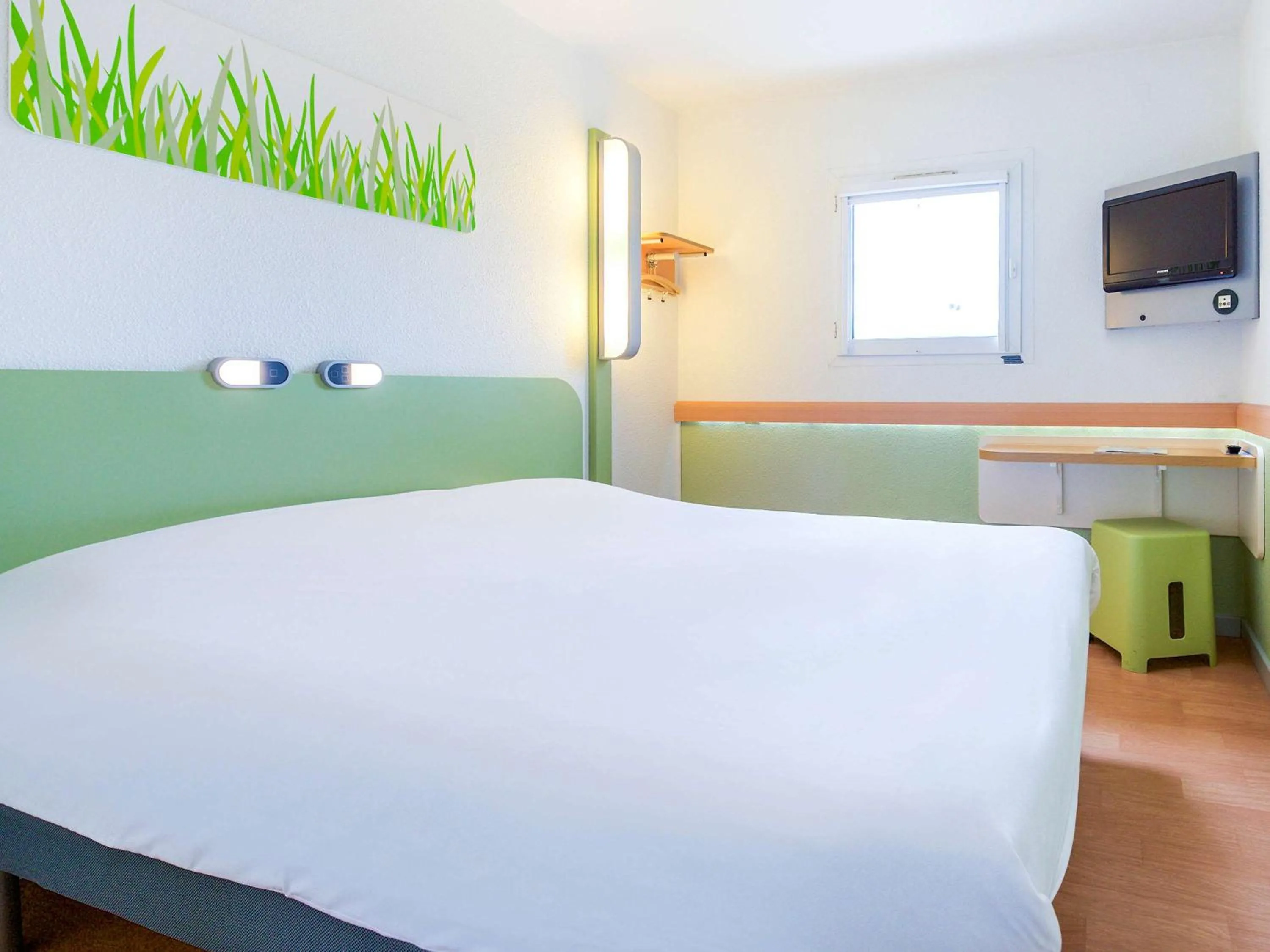 Triple Room with One Double Bed and One Bunk Bed in ibis Budget Pau Est