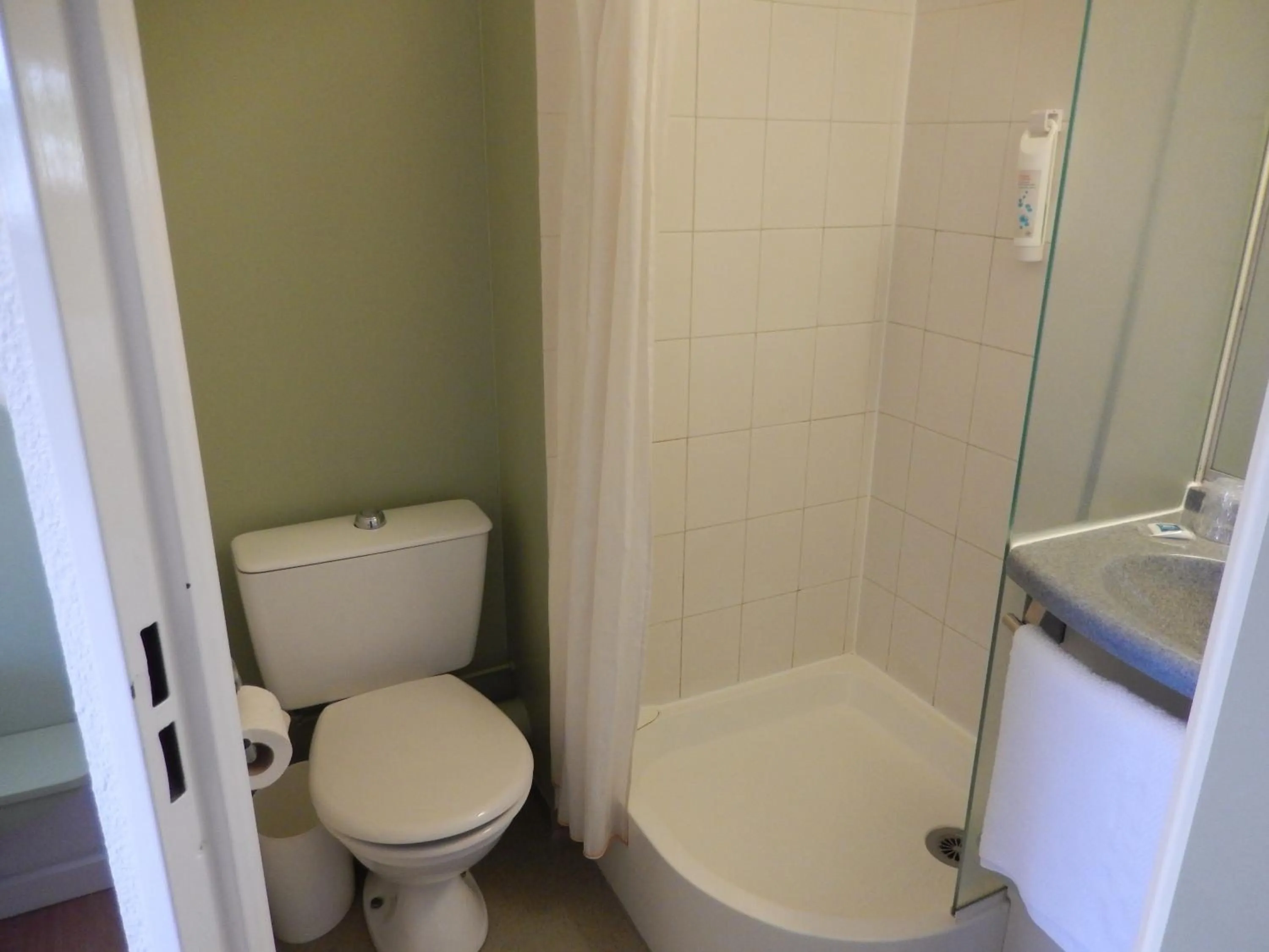 Bathroom in ibis Budget Pau Est