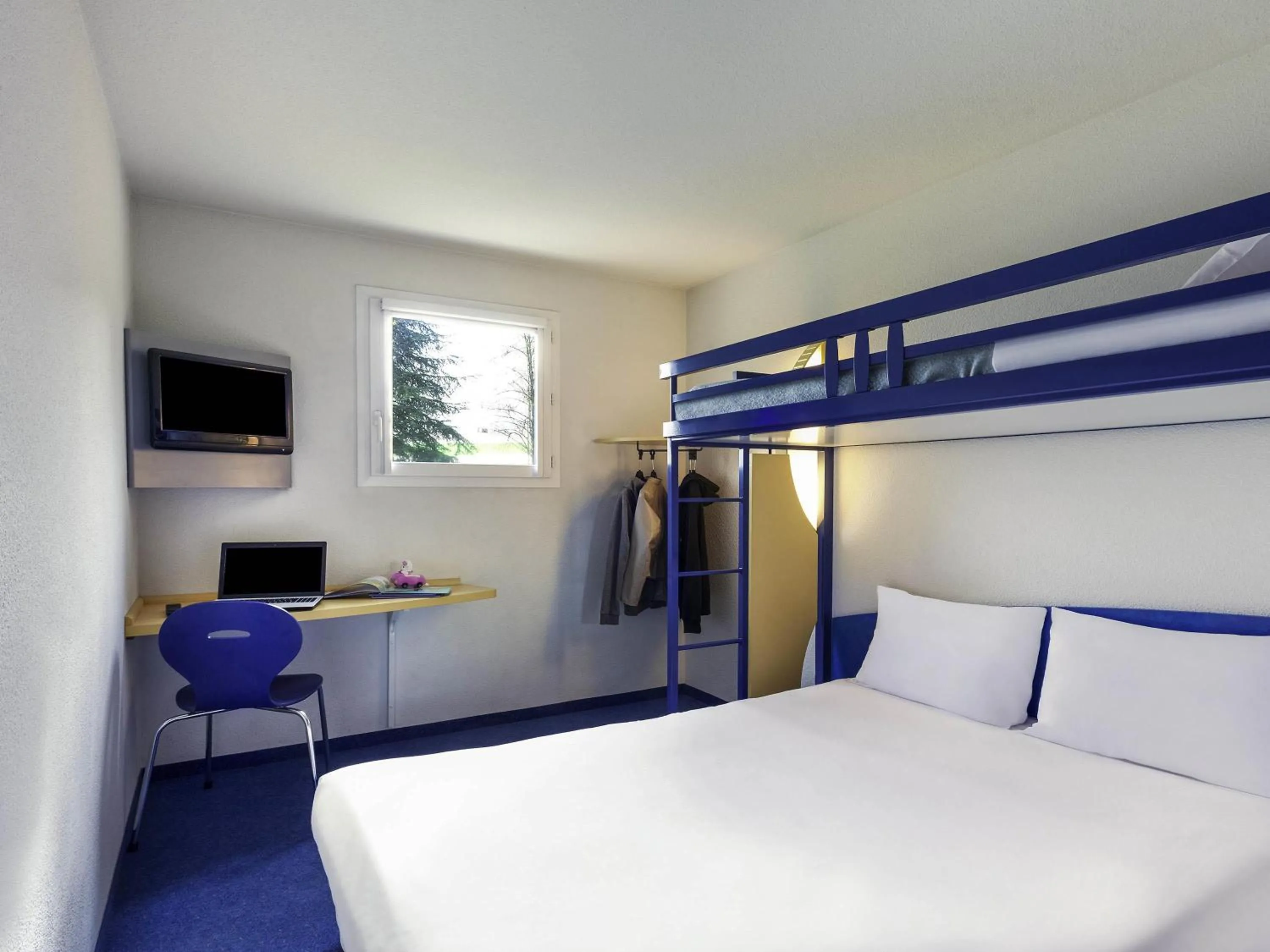 Bedroom, Bed in ibis Budget Pau Est