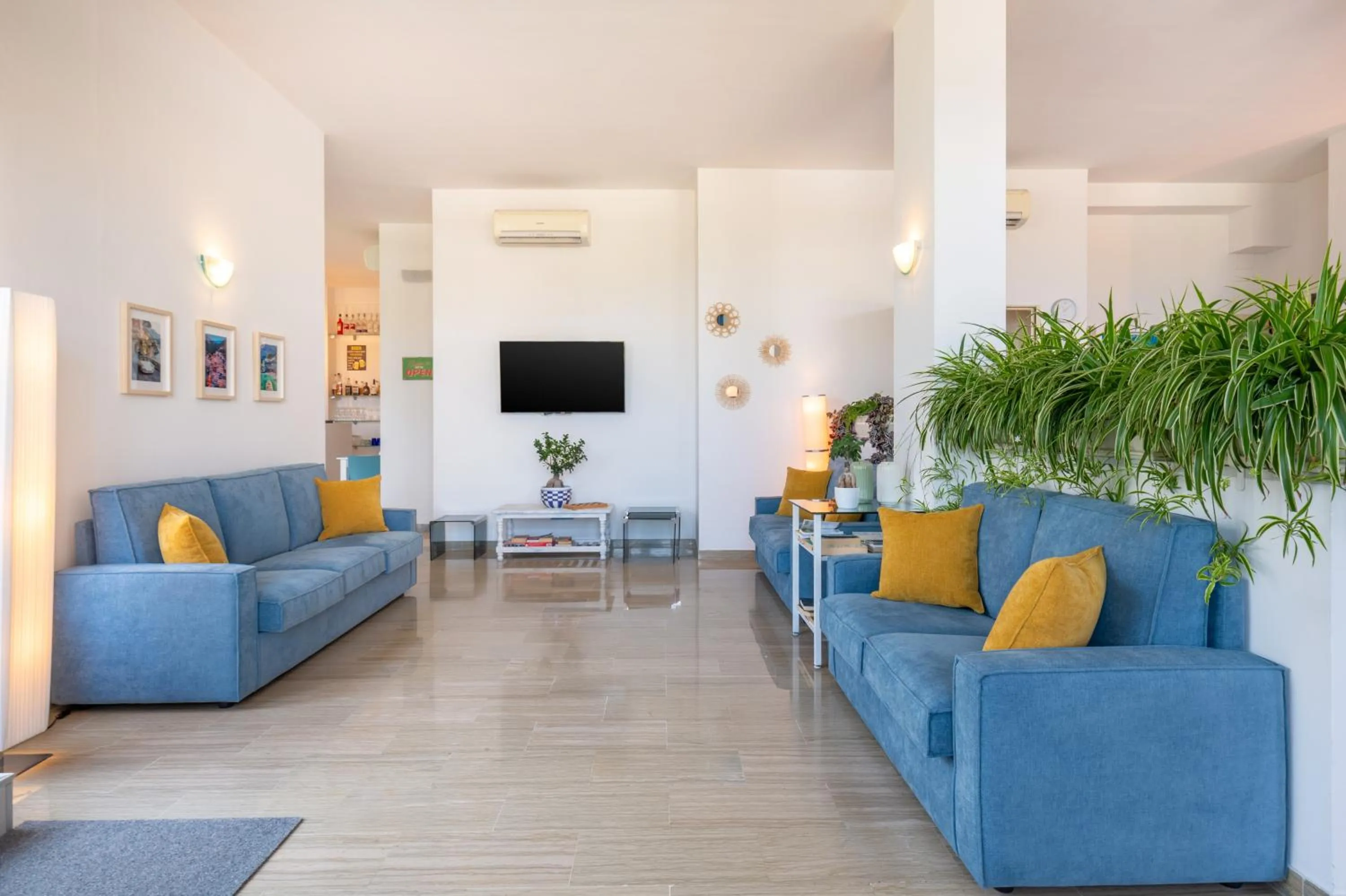 Communal lounge/ TV room in Hotel Britannia