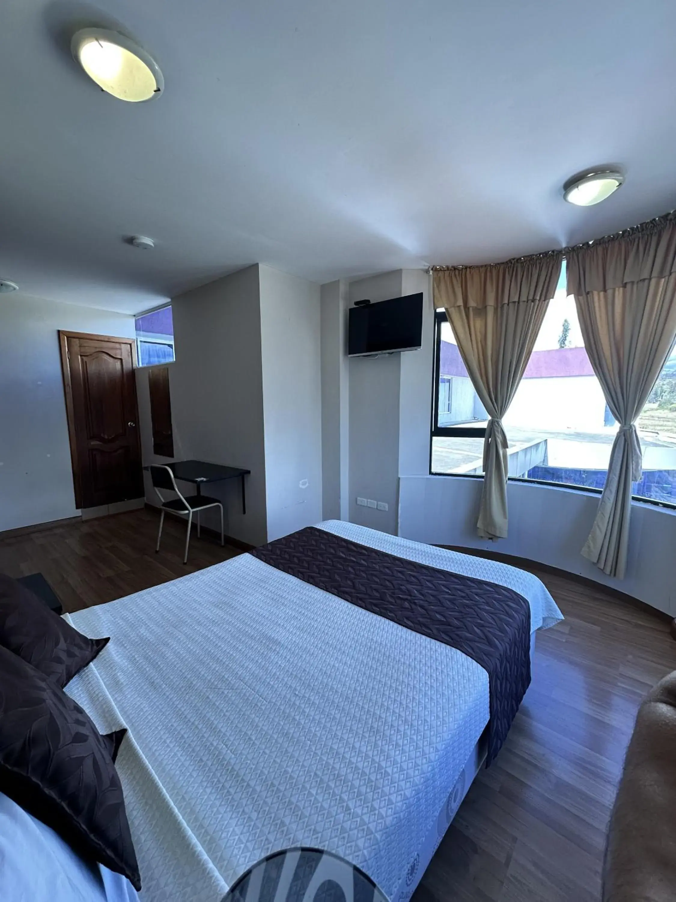 Deluxe Queen Room - single occupancy in Hotel Versailles Deluxe Queen Room - single occupancy in Hotel Versailles