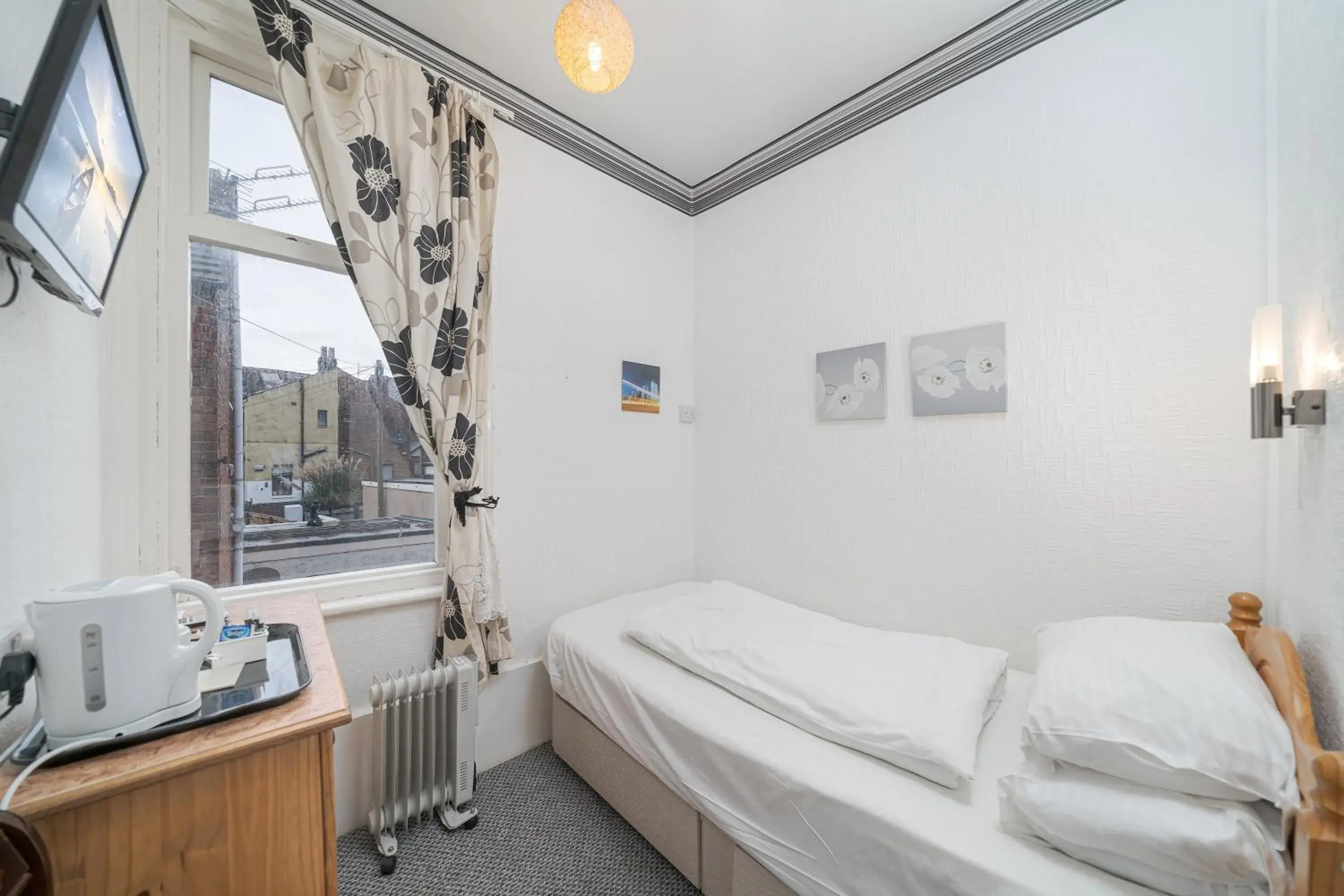 Basic Double Room with Shared Bathroom in Deneside Guest House Basic Double Room with Shared Bathroom in Deneside Guest House