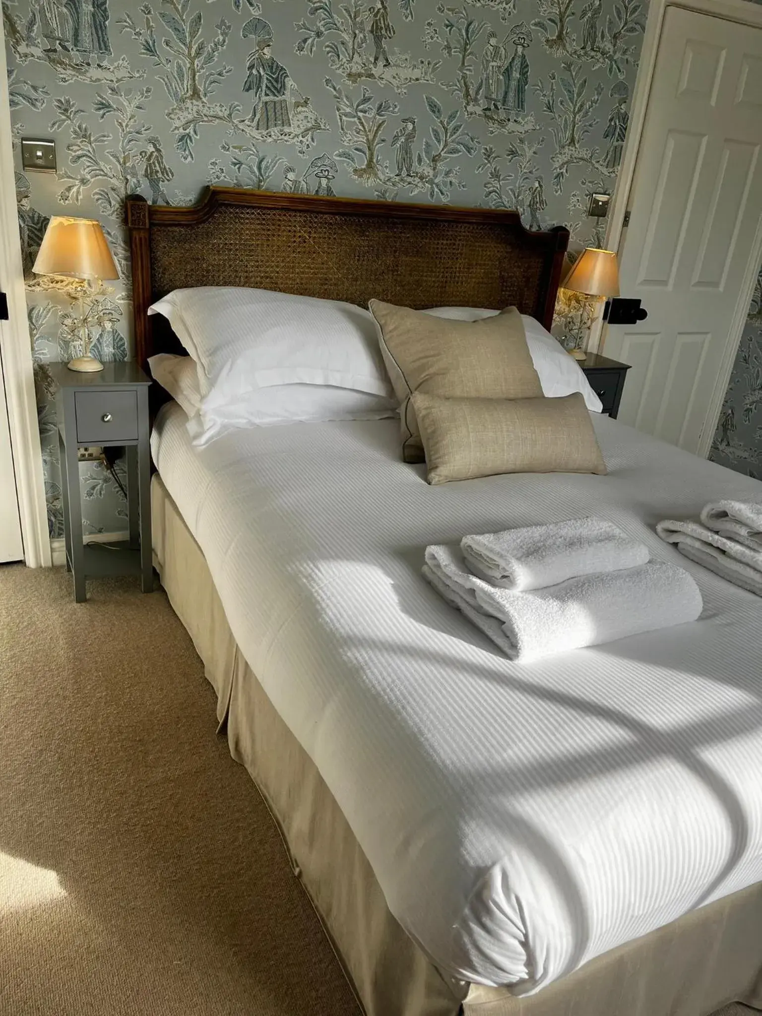 Classic Double Room in The Seagrave Arms Classic Double Room in The Seagrave Arms