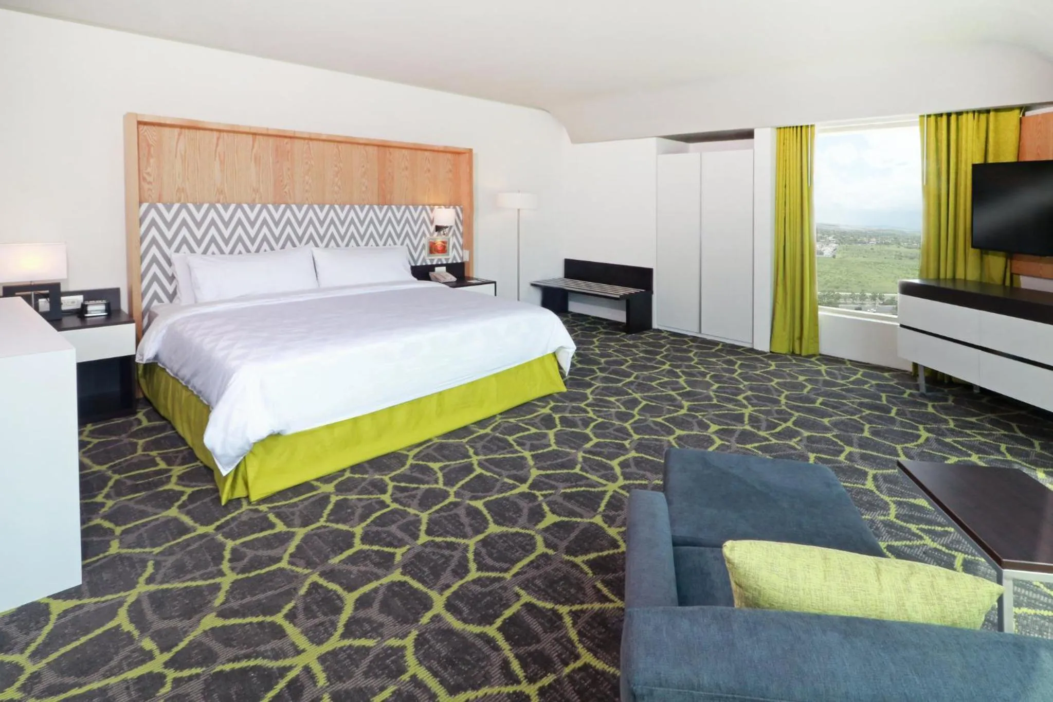 Photo of the whole room, Bed in Holiday Inn Queretaro Zona Krystal by IHG