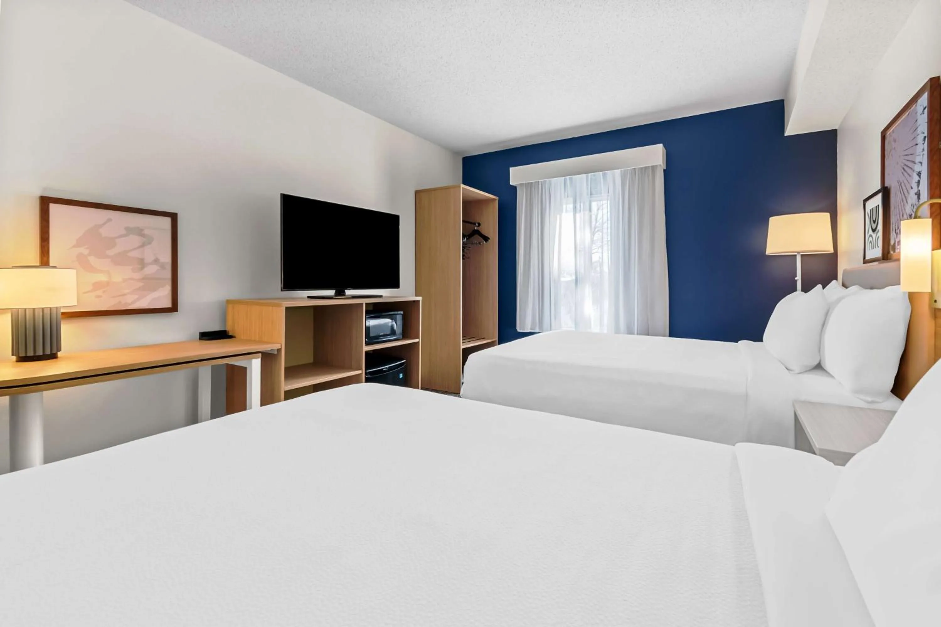 Bed in Spark By Hilton Hershey Near The Park